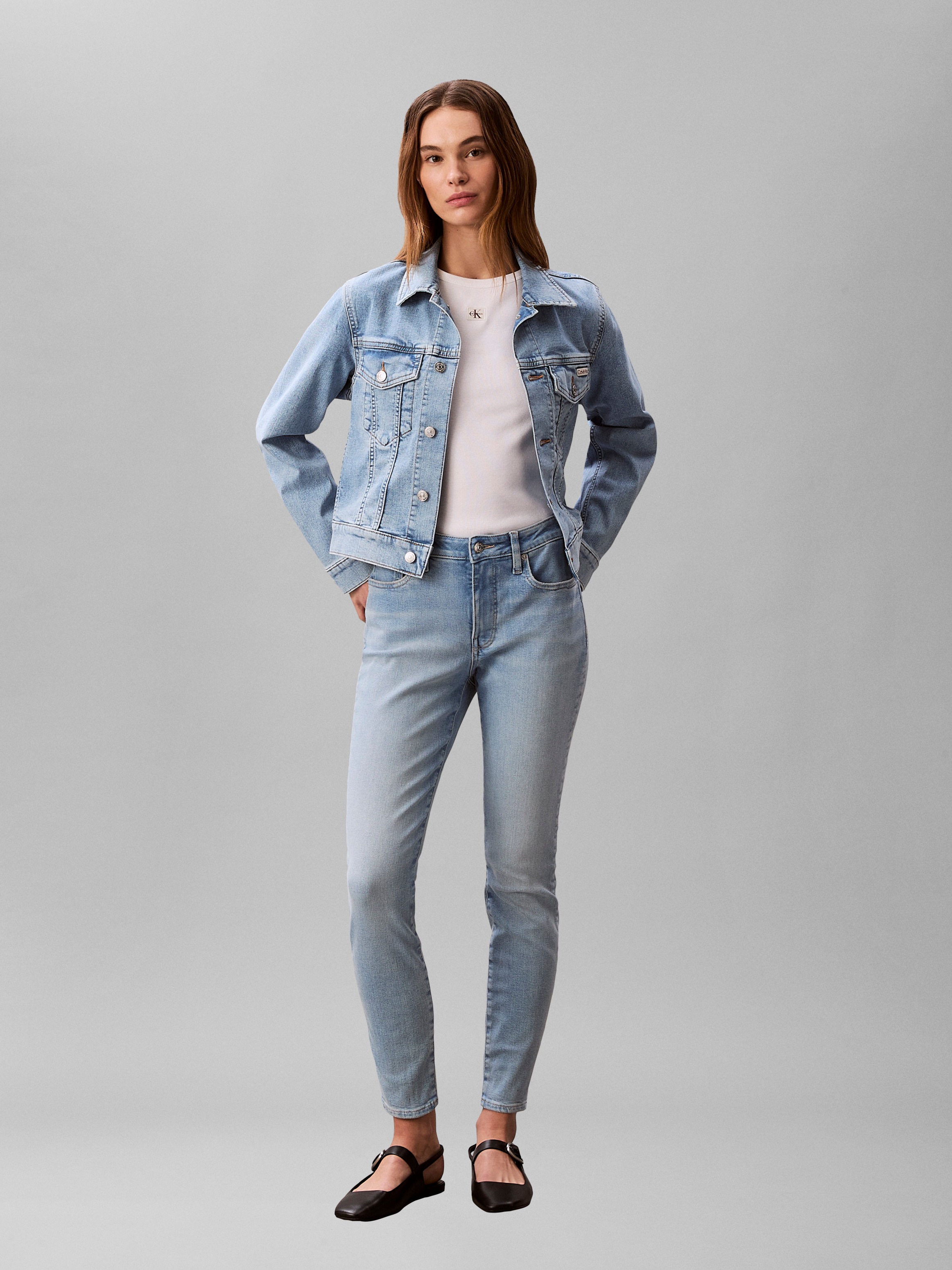 Calvin Klein Jeans Veste en jean »CLASSIC TRUCKER COASTAL LIGHT« sans capuche Coupe régulière avec col rond