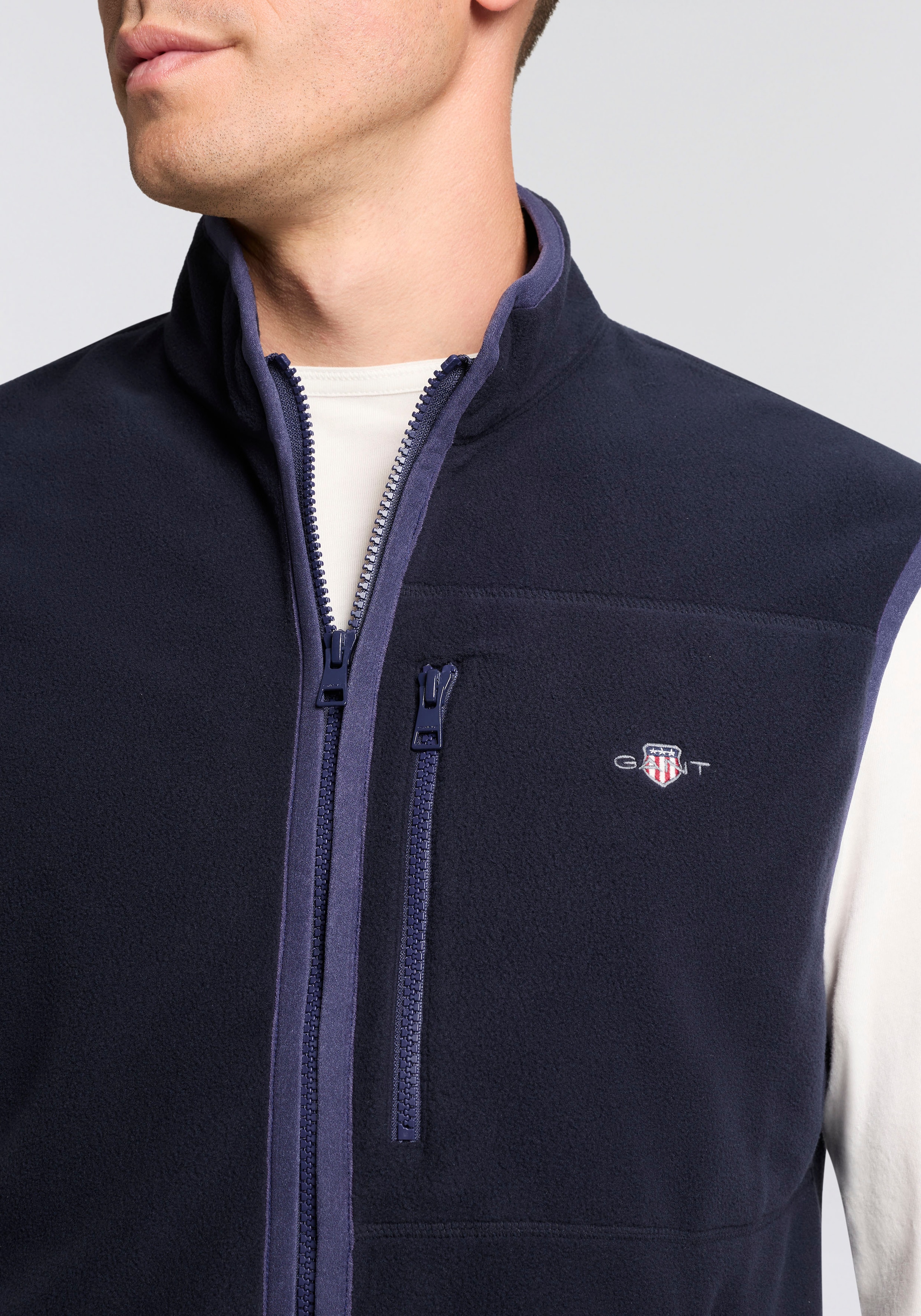 Gant Gilet polaire , Stehkragen, Brusttasche mit Logo-Stickerei
