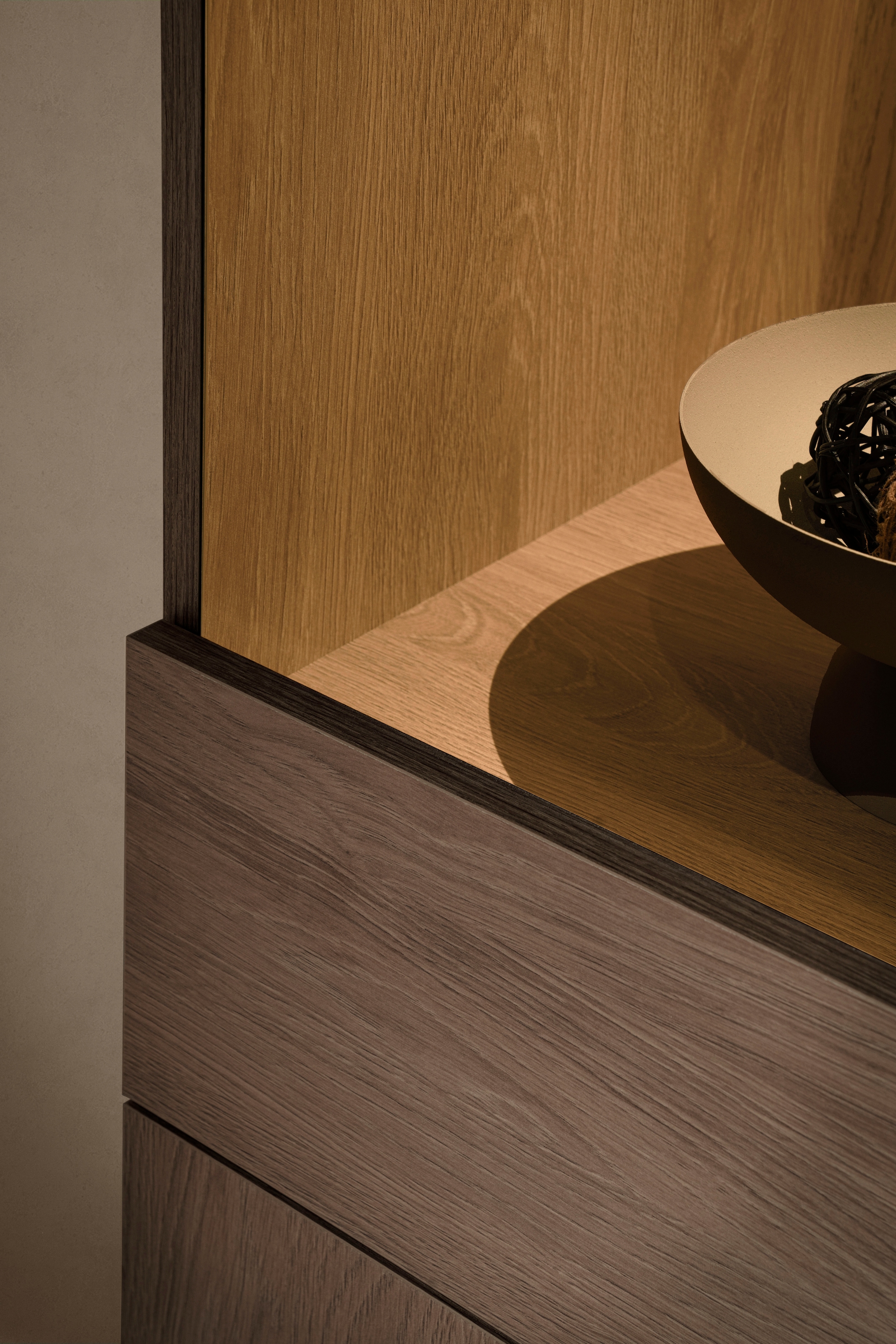 Home affaire Vitrines »Lund, moderner Hochschrank, Glasvitrine mit Kufengestell aus Metall« surface supérieure visuellement fine, aspect haut de gamme, espace de rangement suffisant