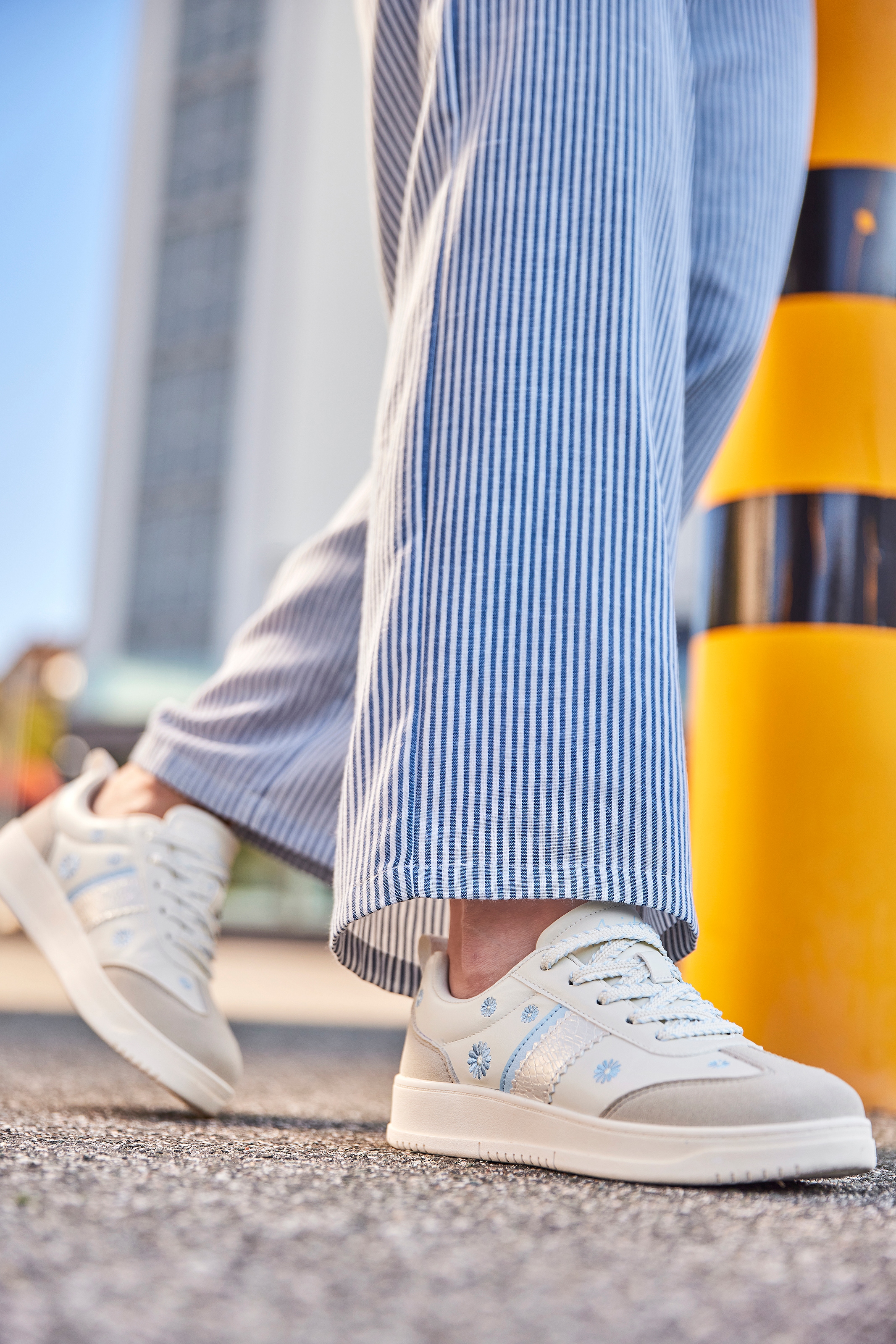 Aniston SHOES Plateausneaker  Schnürschuh, Freizeitschuh mit Blumenstickerei - NEUE KOLLEKTION