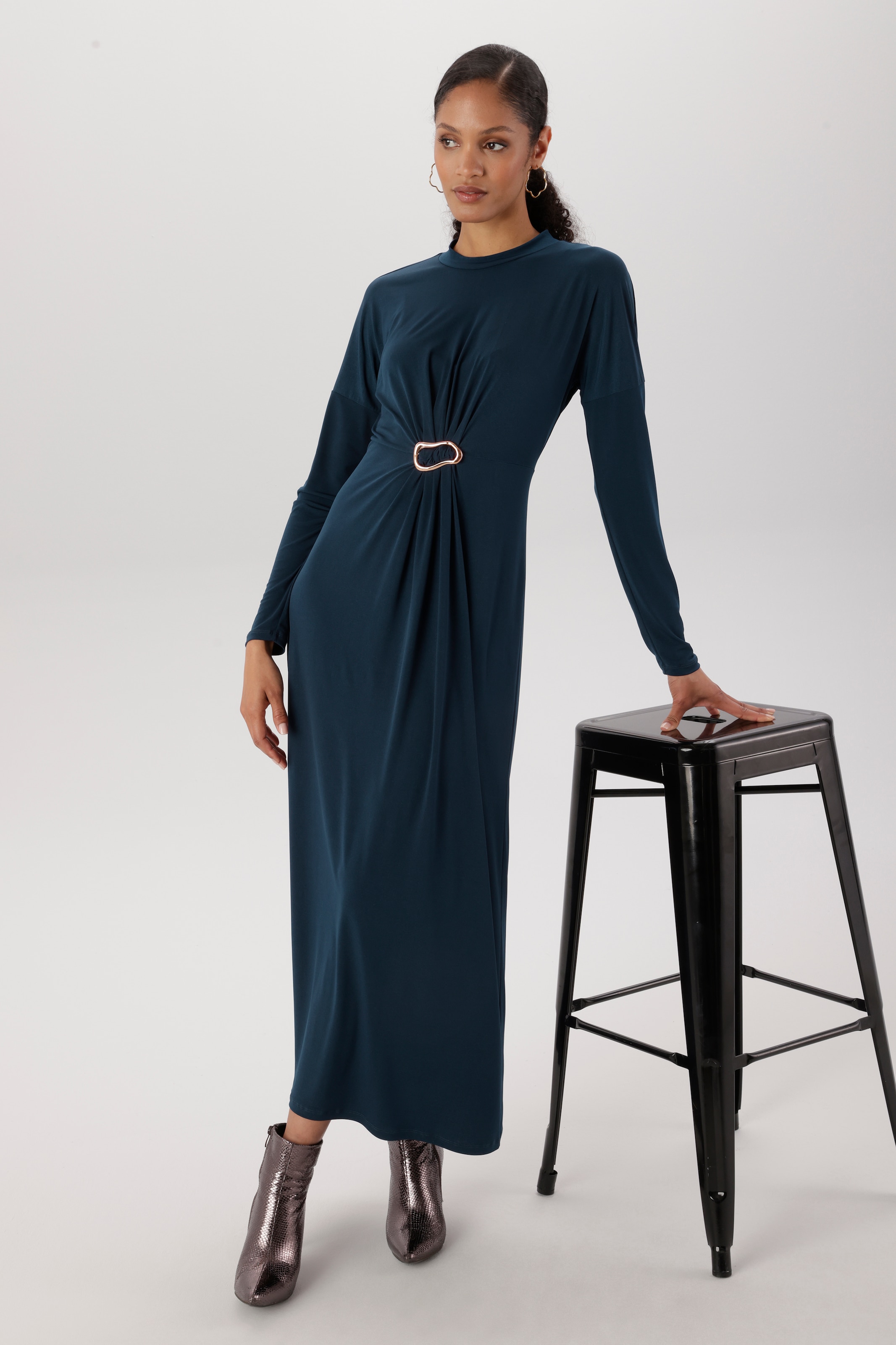Aniston SELECTED Maxi robe fronces flatteuses avec broche décorative - NOUVELLE COLLECTION