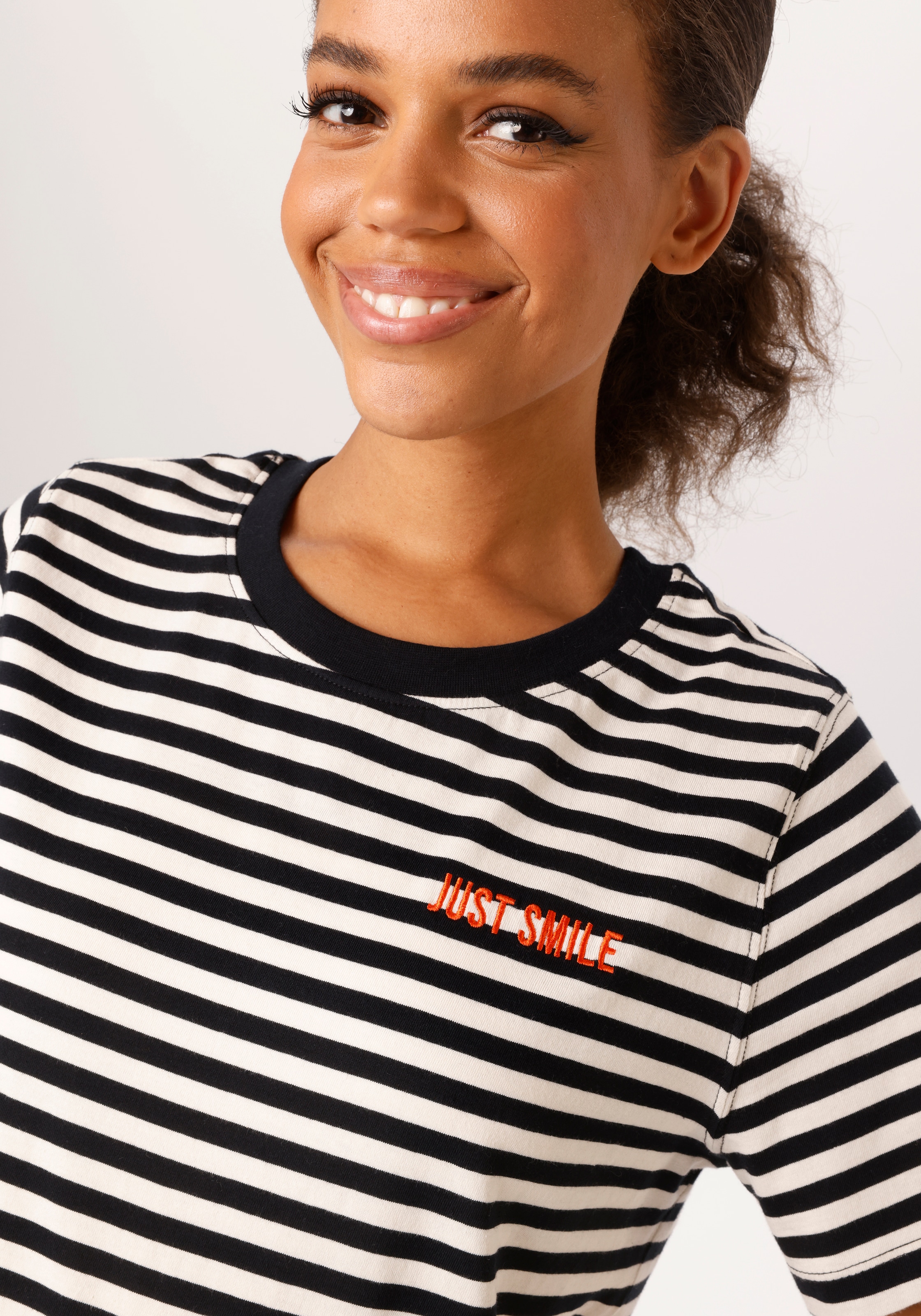 Aniston CASUAL T-Shirt mit Smiley und Folienprint im Rücken