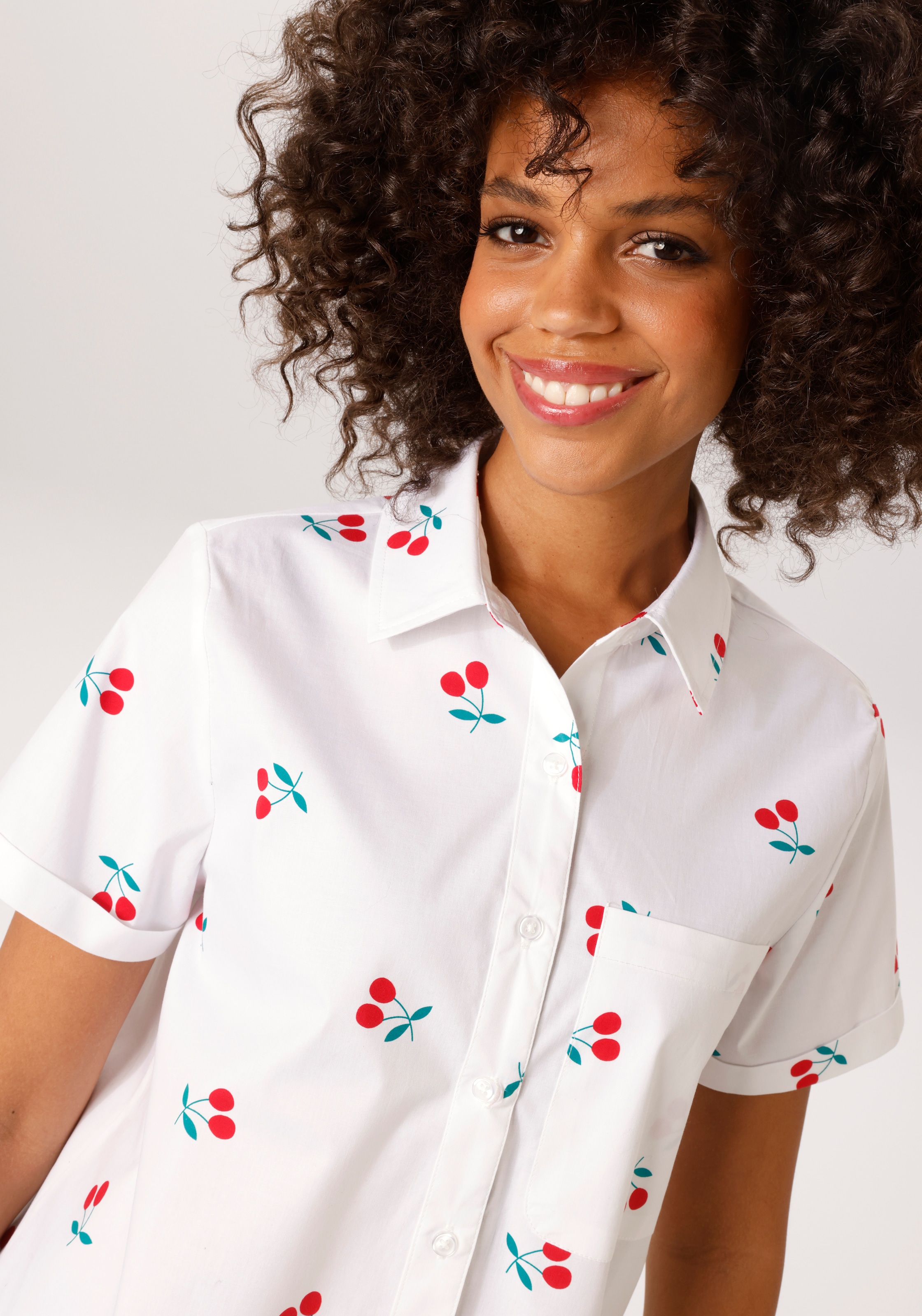 Aniston CASUAL Hemdbluse allover mit grafischen Kirschen bedruckt - NEUE KOLLEKTION