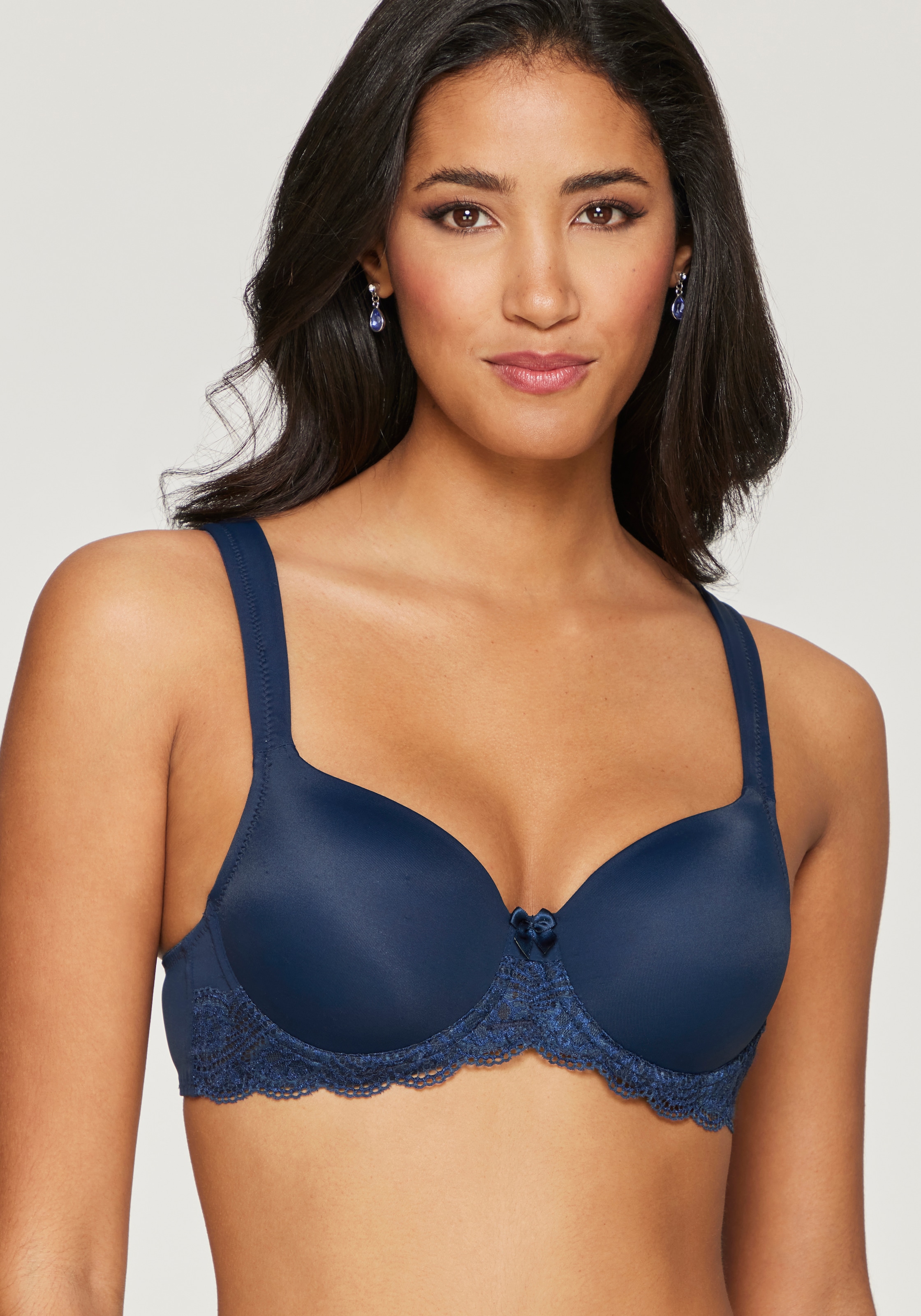 LASCANA Soutiens-gorge moulés », T-Shirt-BH, Bügel-BH, Dirndl-BH« avec larges bretelles, dentelle douce, grandes tailles
