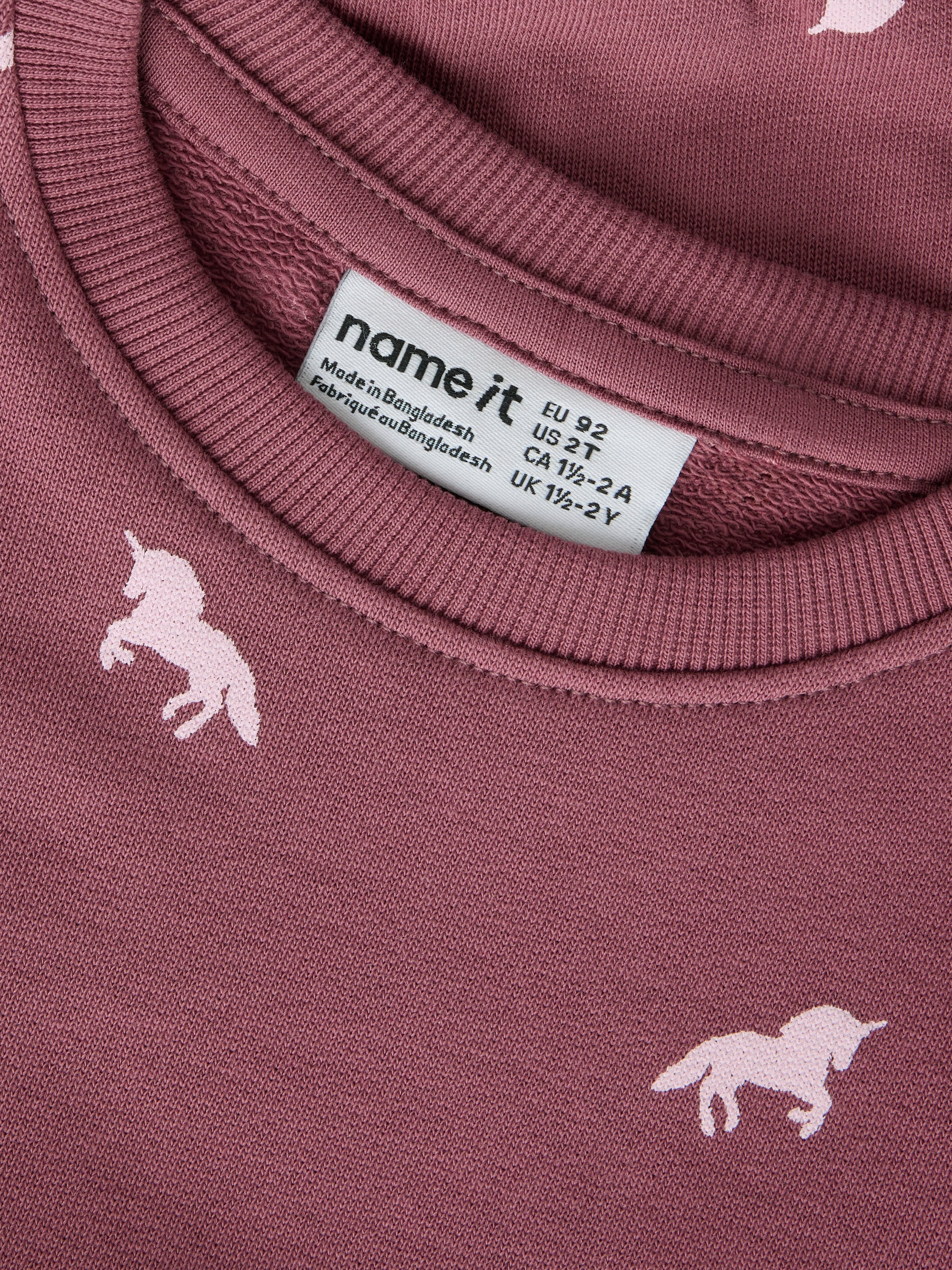 Name It Sweat-shirt »NMFVALBA – Sweater mit Herzchen-Alloverdruck und Rippbündchen«, imprimé, décontracté, coupe régulière, sweat, col rond
