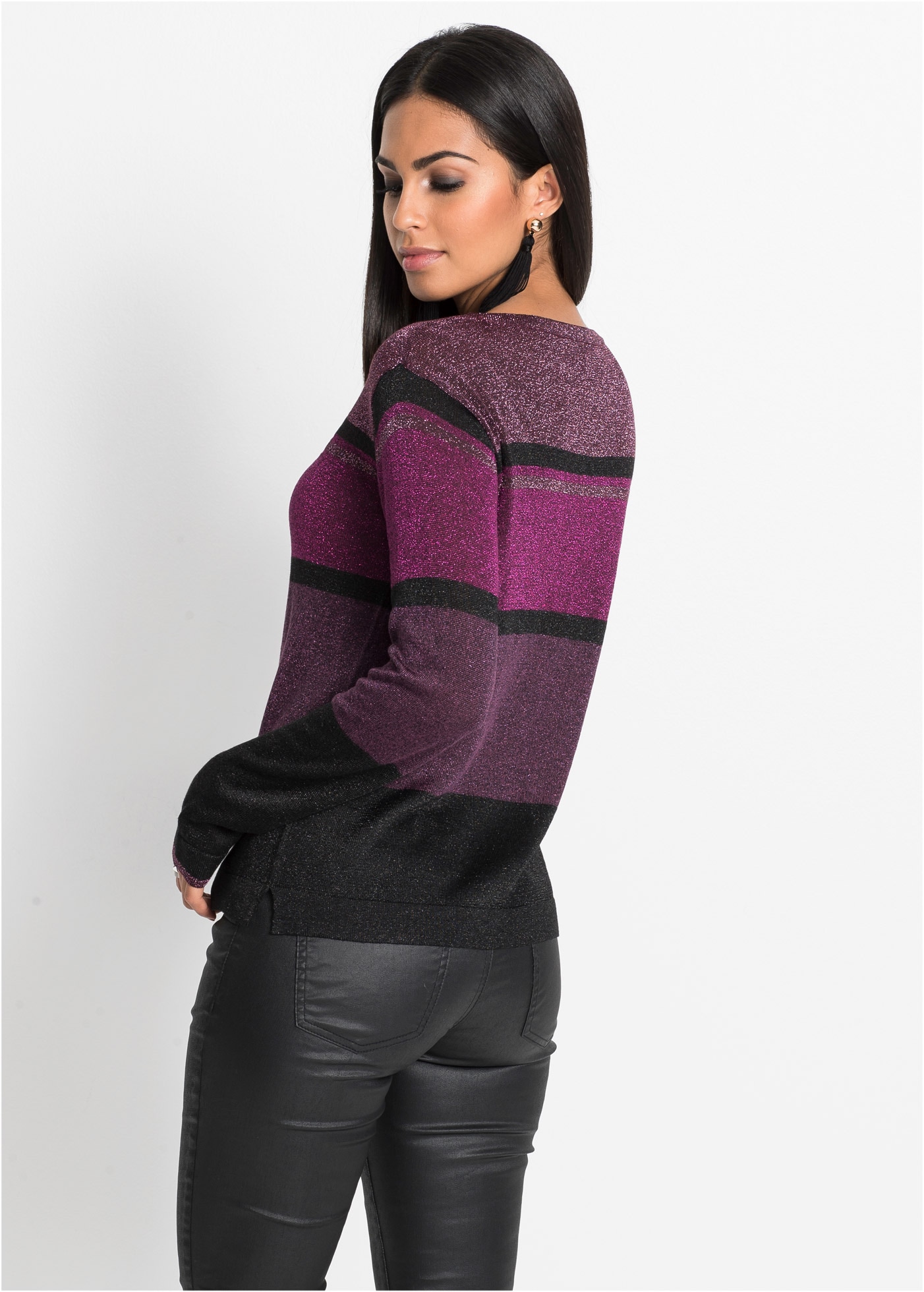 bonprix Pull en tricot en mélange de viscose avec motif rayé brillant