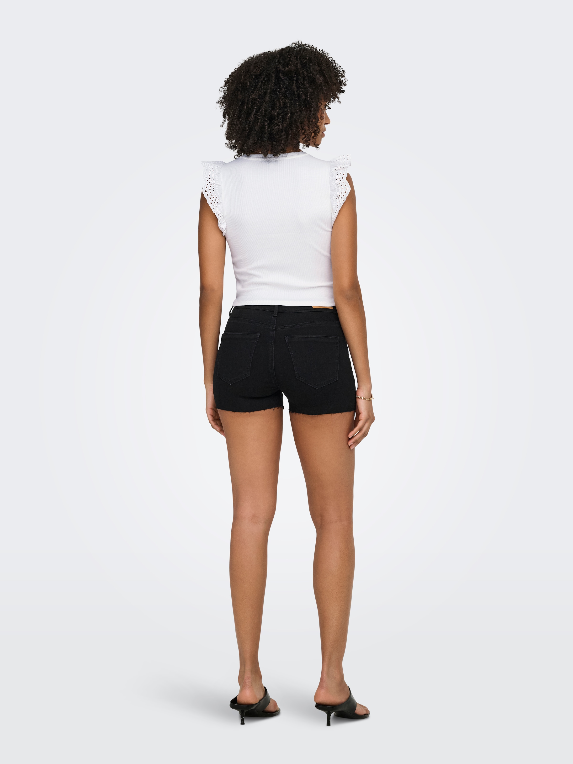 ONLY Top à volants »ONLMATHILDA S/L LACE DETAIL TOP JRS NOOS« mélange de coton, coupe régulière, col rond