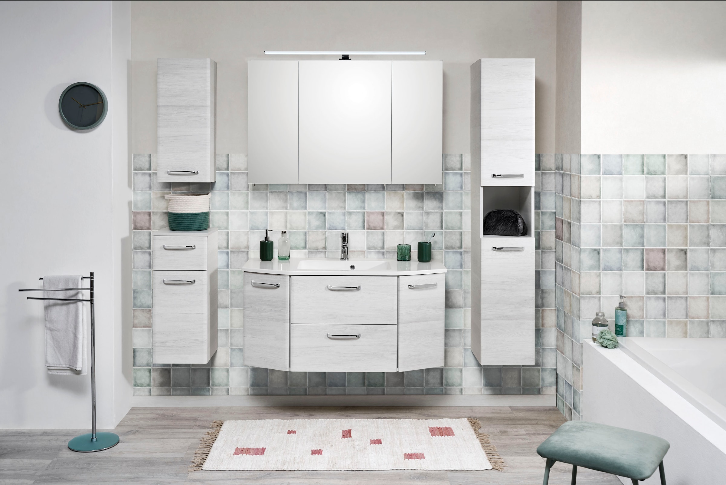 Saphir Armoire haute »Quickset Badschrank 30 cm breit, 2 Türen, 1 Nische, 3 Einlegeböden« armoire haute de salle de bain avec amortisseur de porte, poignées chrome brillant