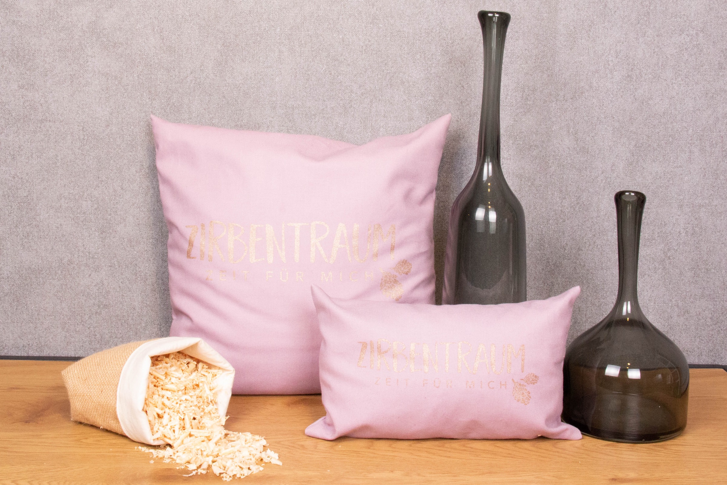 herbalind Zirbenkissen »Zirbentraum in Anthrazit/Roségold 30x20 mit Reissverschluss - Gefüllt« mit hochwertigen Zirbenholzflocken 100% Baumwolle - Made in Germany