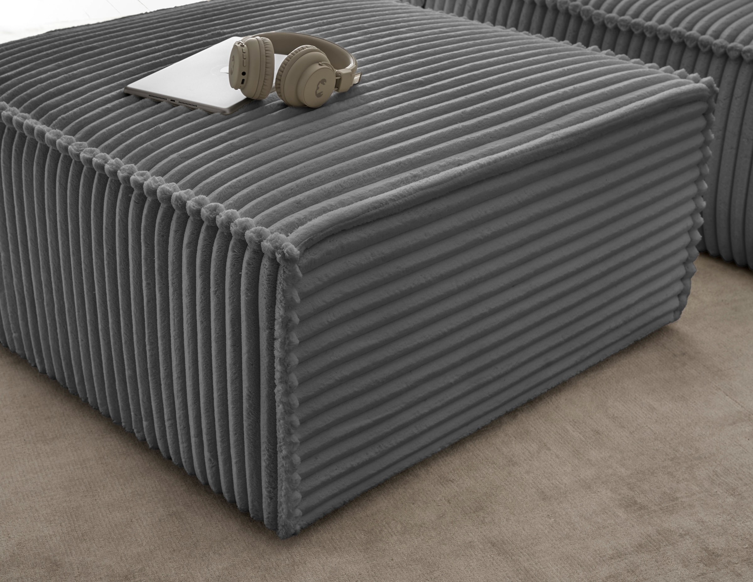 andas Loveseat »FINNLEY, Loveseat & Hocker im Set, trendige Stoffe, inkl. Zierkissen« 2 Stk. tlg. verfügbar in den Stoffqualitäten Bouclé, Struktur fein und Mega Cord