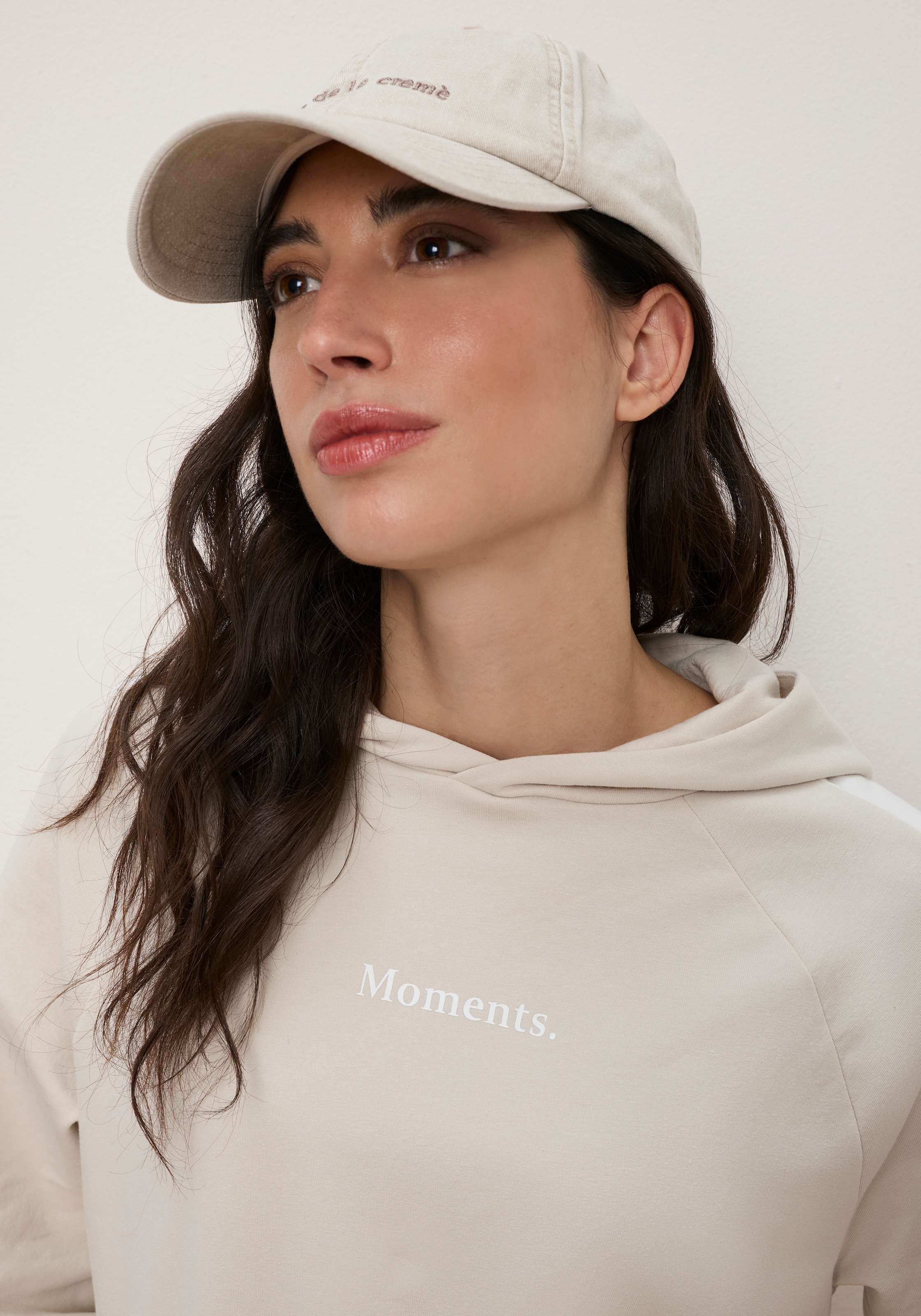 Tamaris Hoodie »mit Kapuze, hüftbedeckende Länge«, Avec rayures contrastantes et inscription, en coton élastique de qualité
