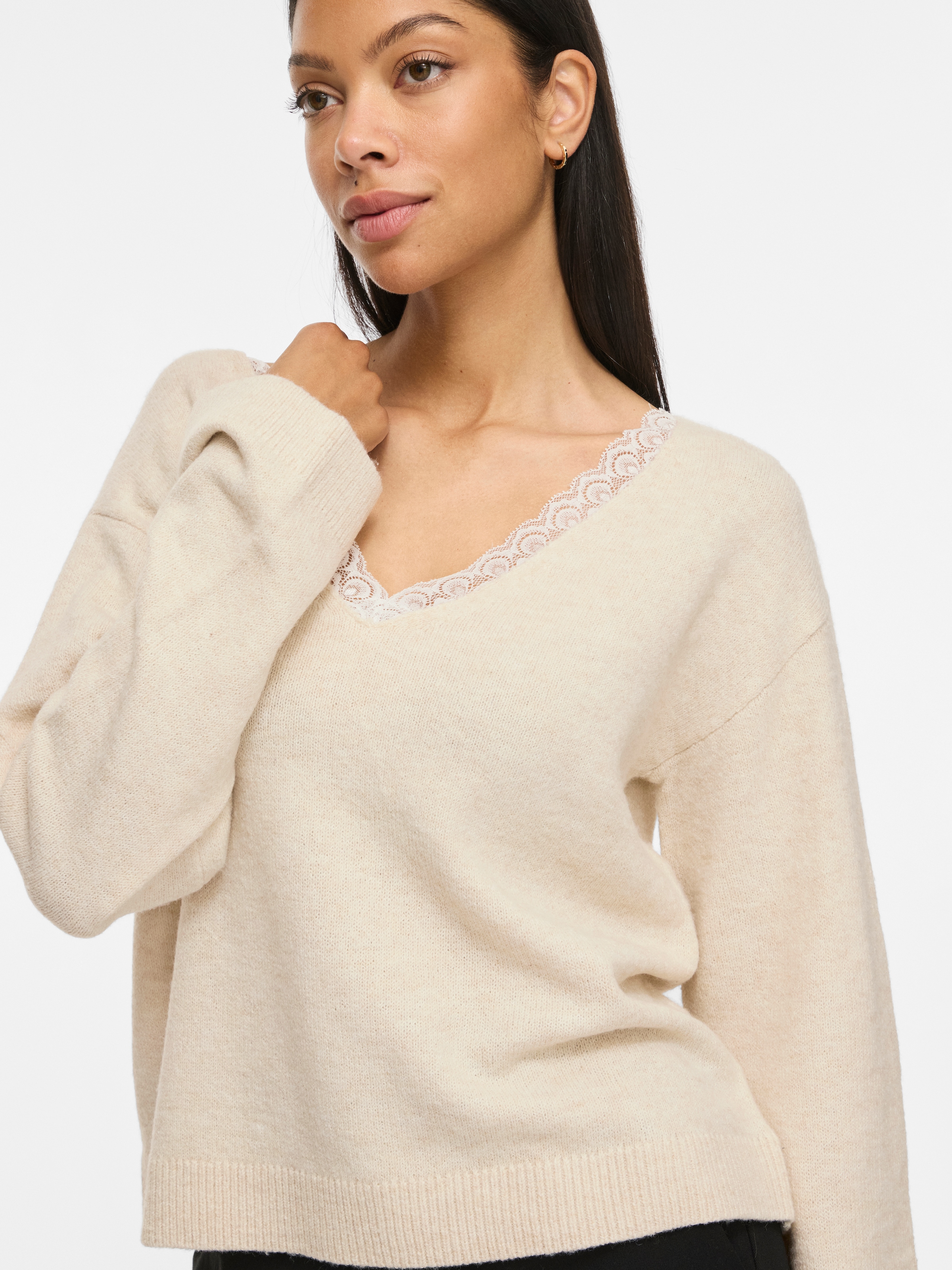 Vila Pull col V »VILIGA L/S V-NECK REV LACE KNIT TOP-NOOS« Mélange de matériaux, détail en dentelle, coupe régulière