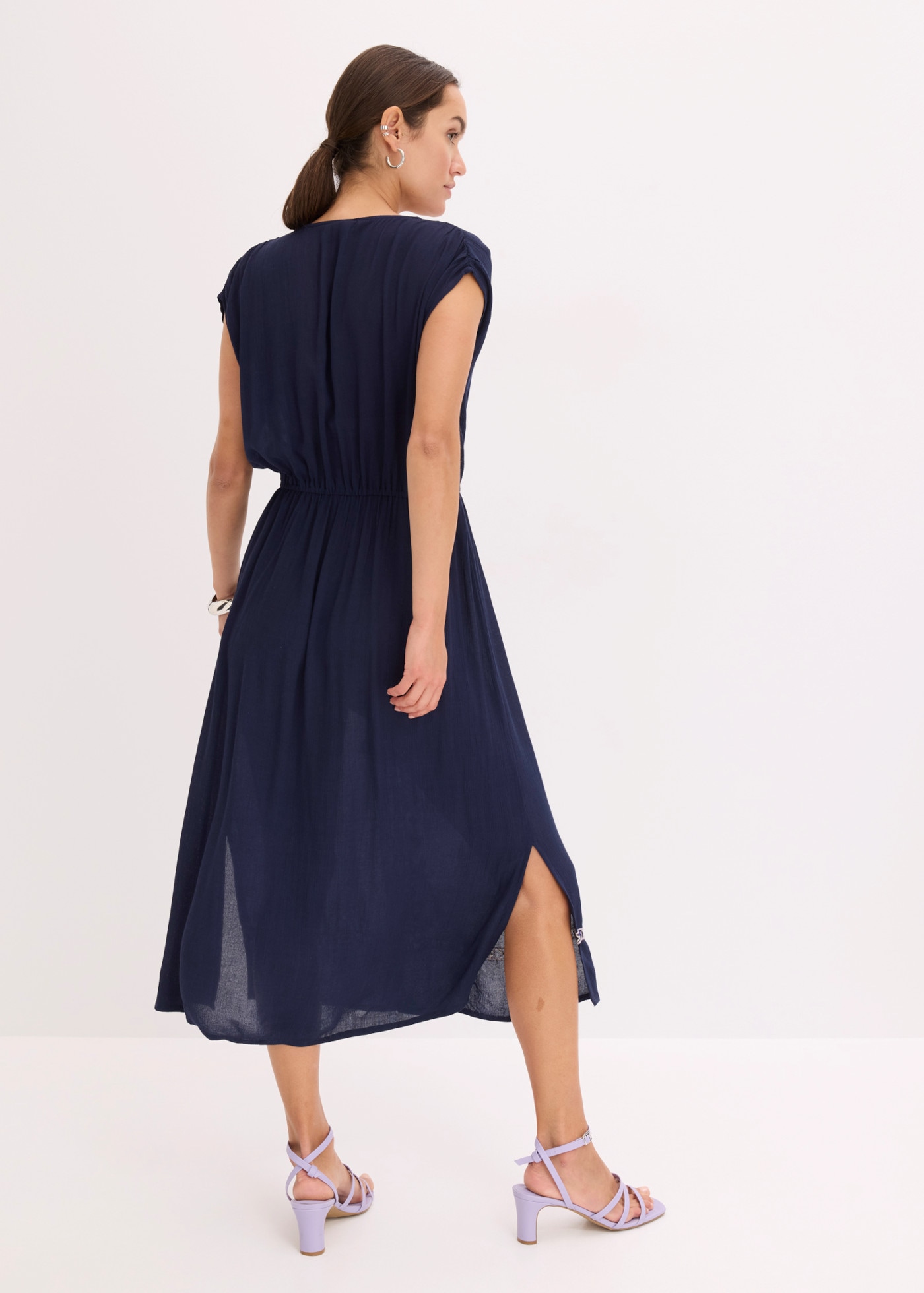 bonprix Midikleid aus Viskose, mit feiner Stickerei, ausgestellte Passform