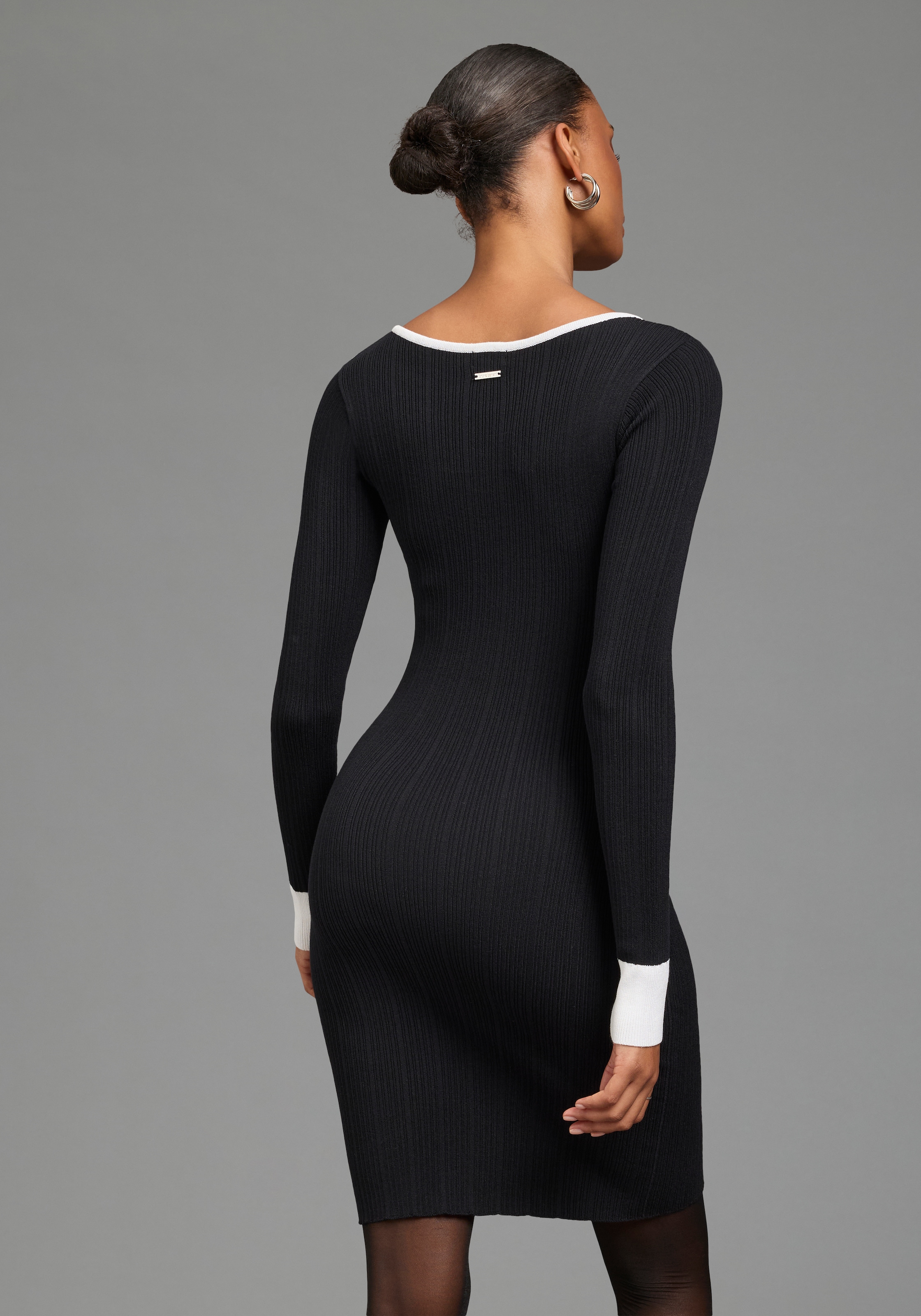 Bruno Banani Strickkleid »in zweifarbiger Optik« Ohne Taschen aus modernem Rippstrick, mit figurbetonter Passform
