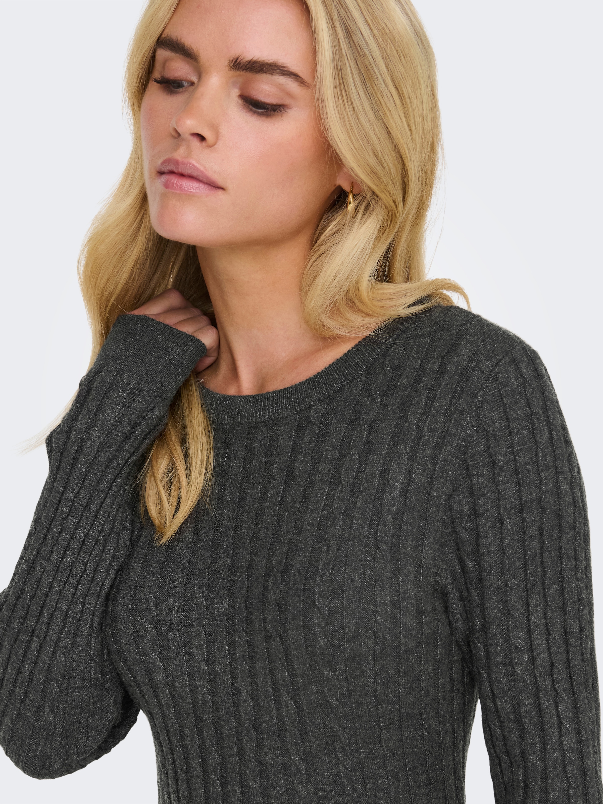 ONLY Robe en tricot »ONLFIA LS CABLE DRESS KNT« mélange viscose, coupe régulière