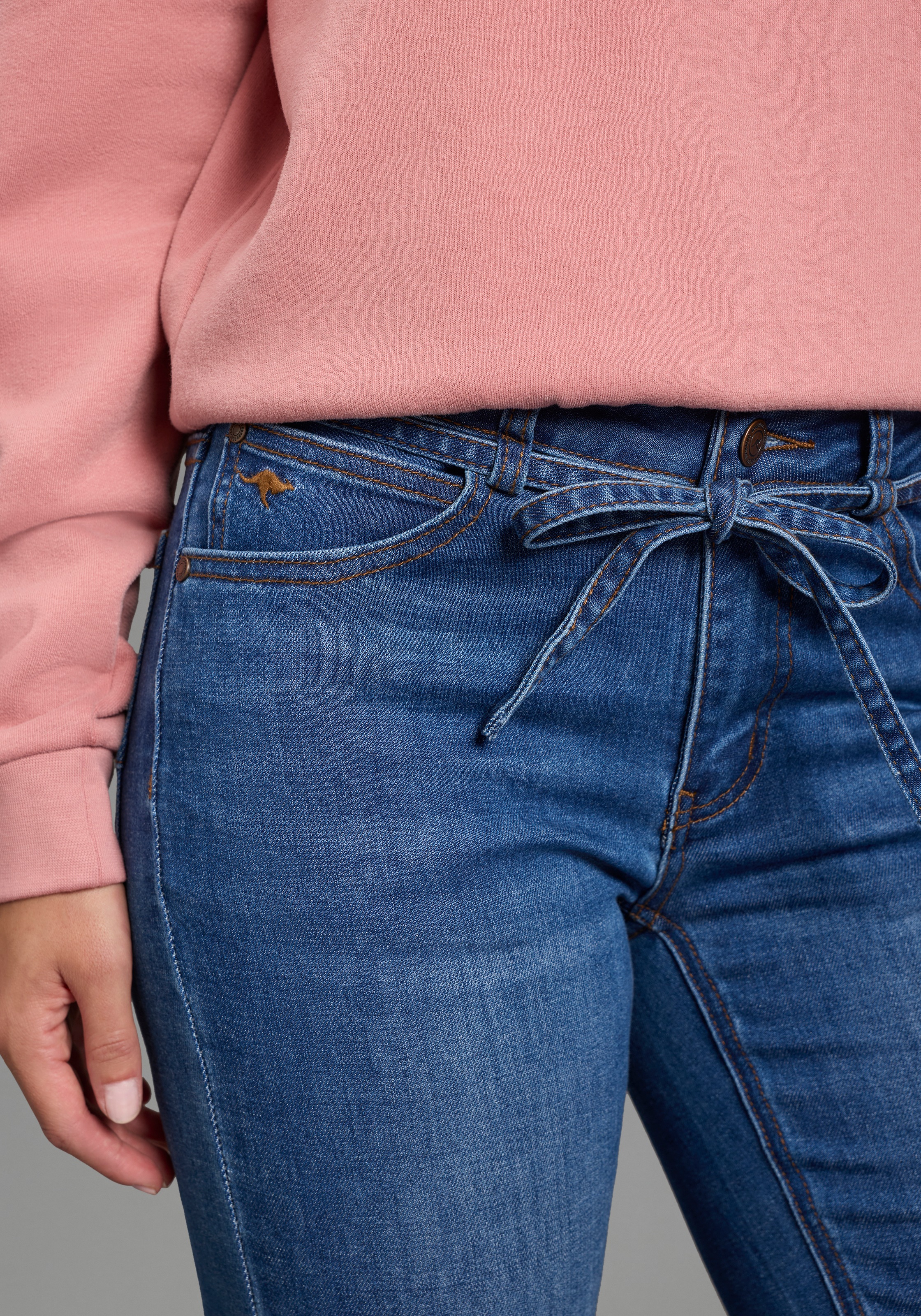 KangaROOS Weite Jeans mit Reissverschluss, Knopf und Tunnelzug mit Bindeband, lange Beinlänge