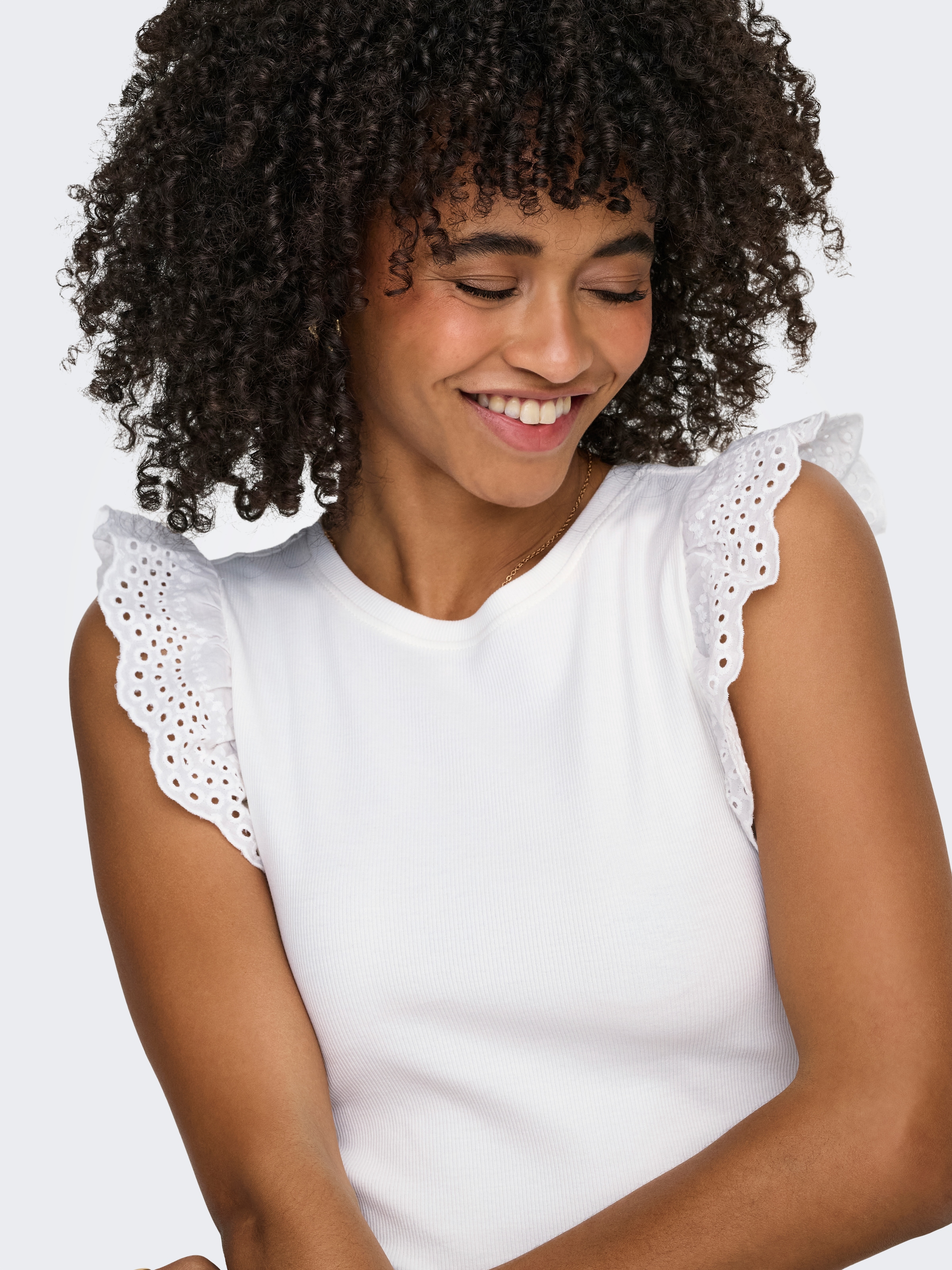 ONLY Top à volants »ONLMATHILDA S/L LACE DETAIL TOP JRS NOOS« mélange de coton, coupe régulière, col rond