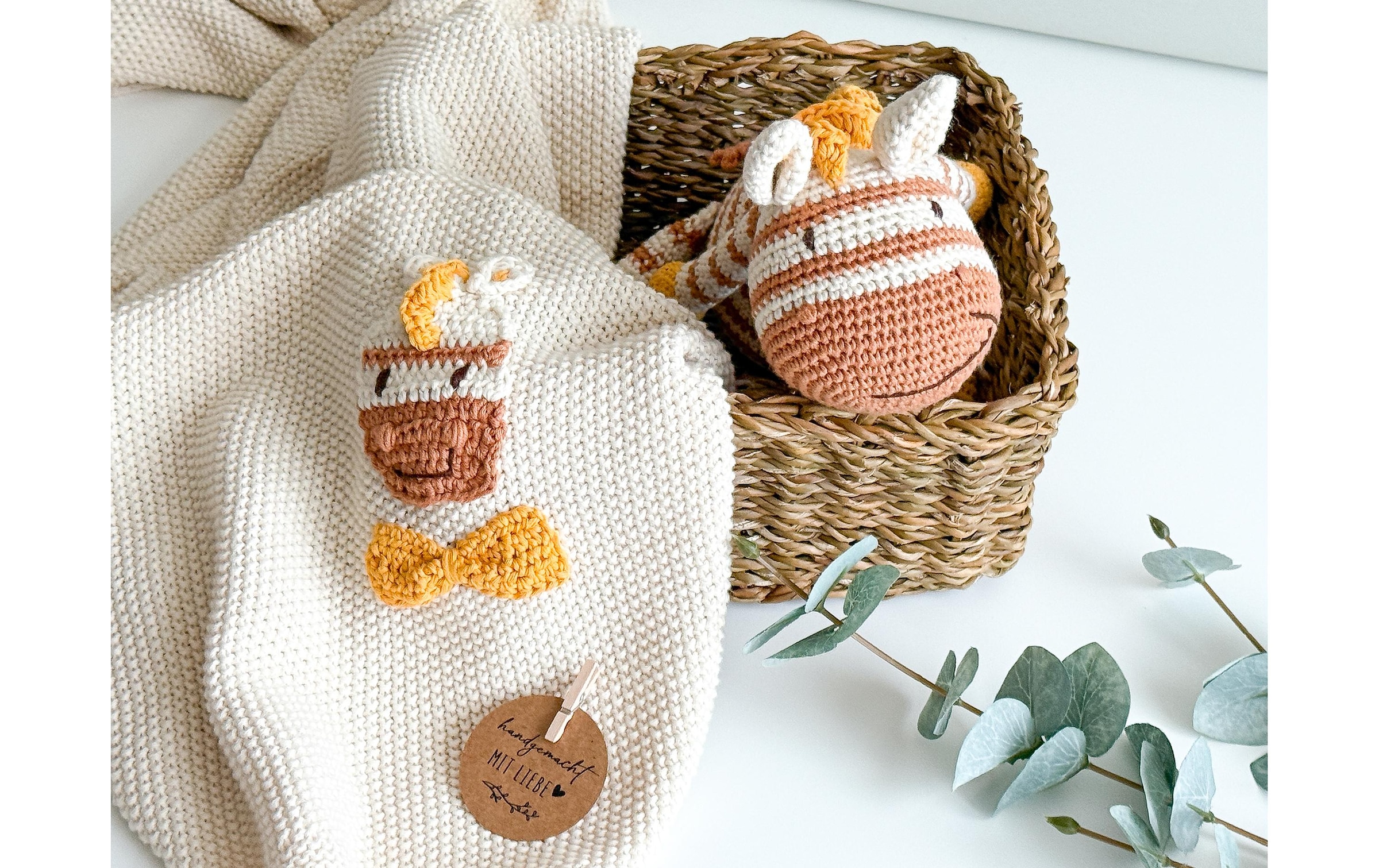   Set cadeau pour nouveau-né »Welcomebabybox Enno – Decke & Zebra« 2 cuis Kuschelige 2-teilige Geschenkbox für Babys