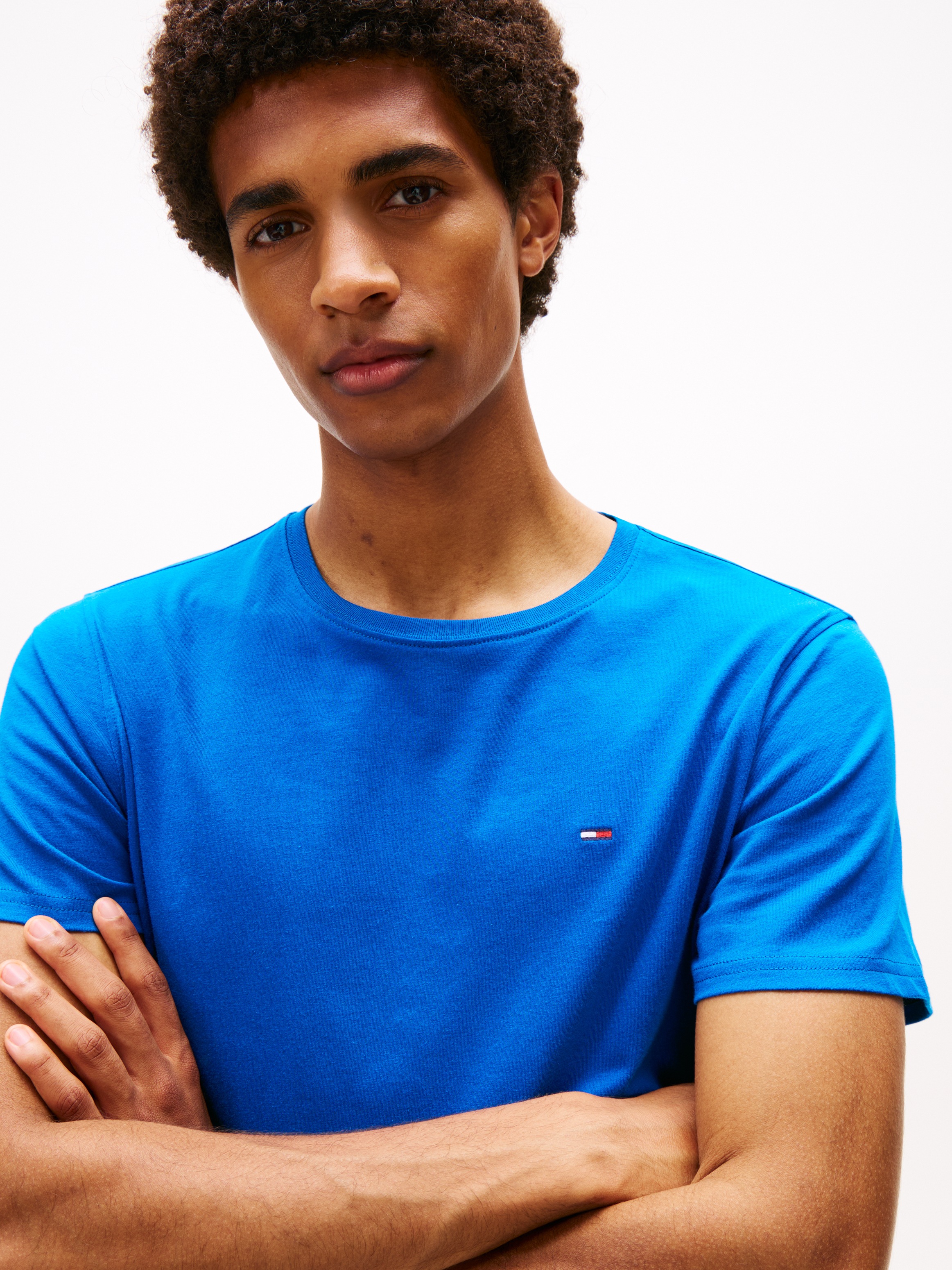 Tommy Jeans T-shirt »TJM ESSENTIAL SOLID TEE« mit Rundhalsausschnitt und dezenter Logo-Flag