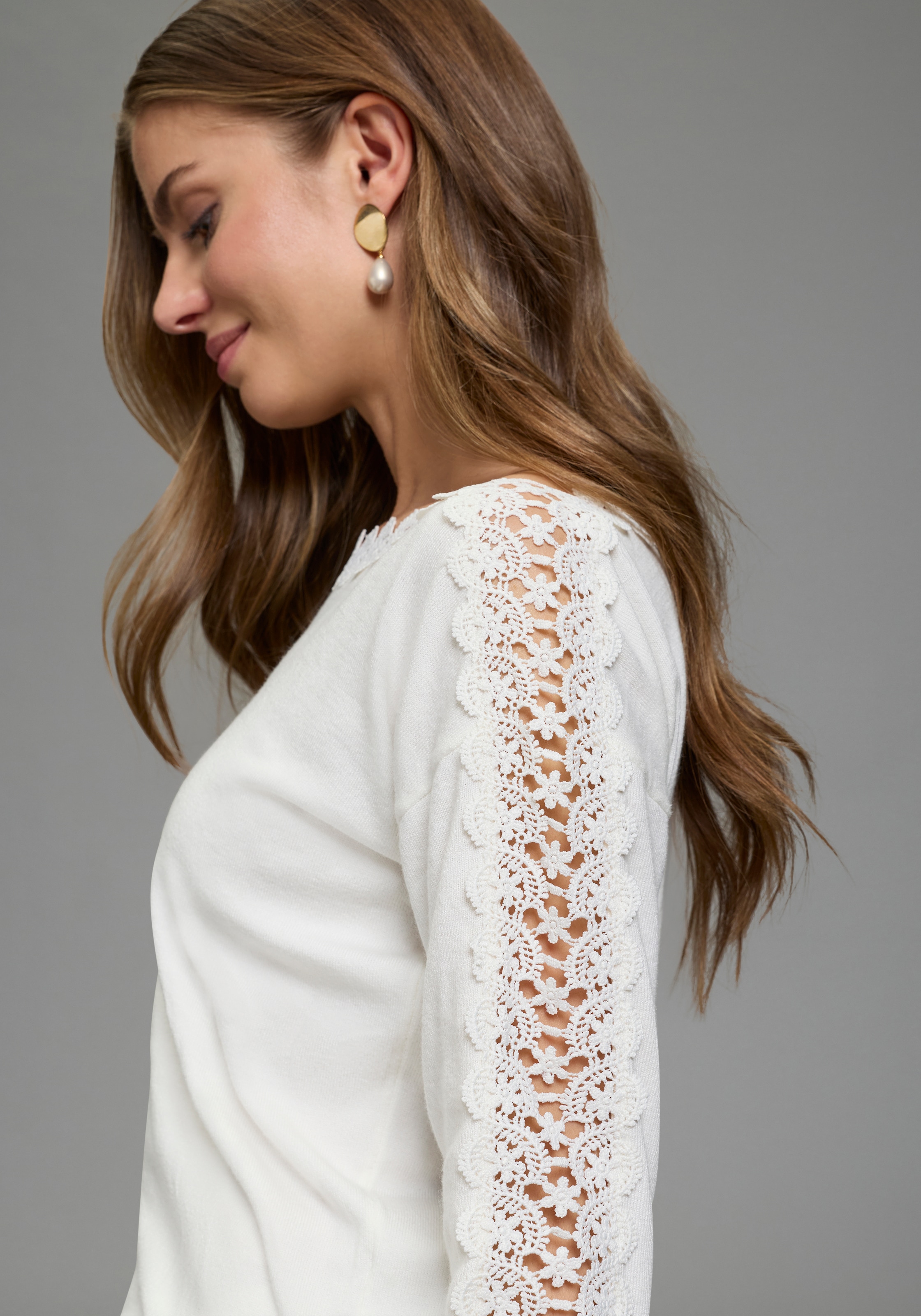 Laura Scott Pull en tricot mit femininem Spitzeneinsatz aus Viskosemischung