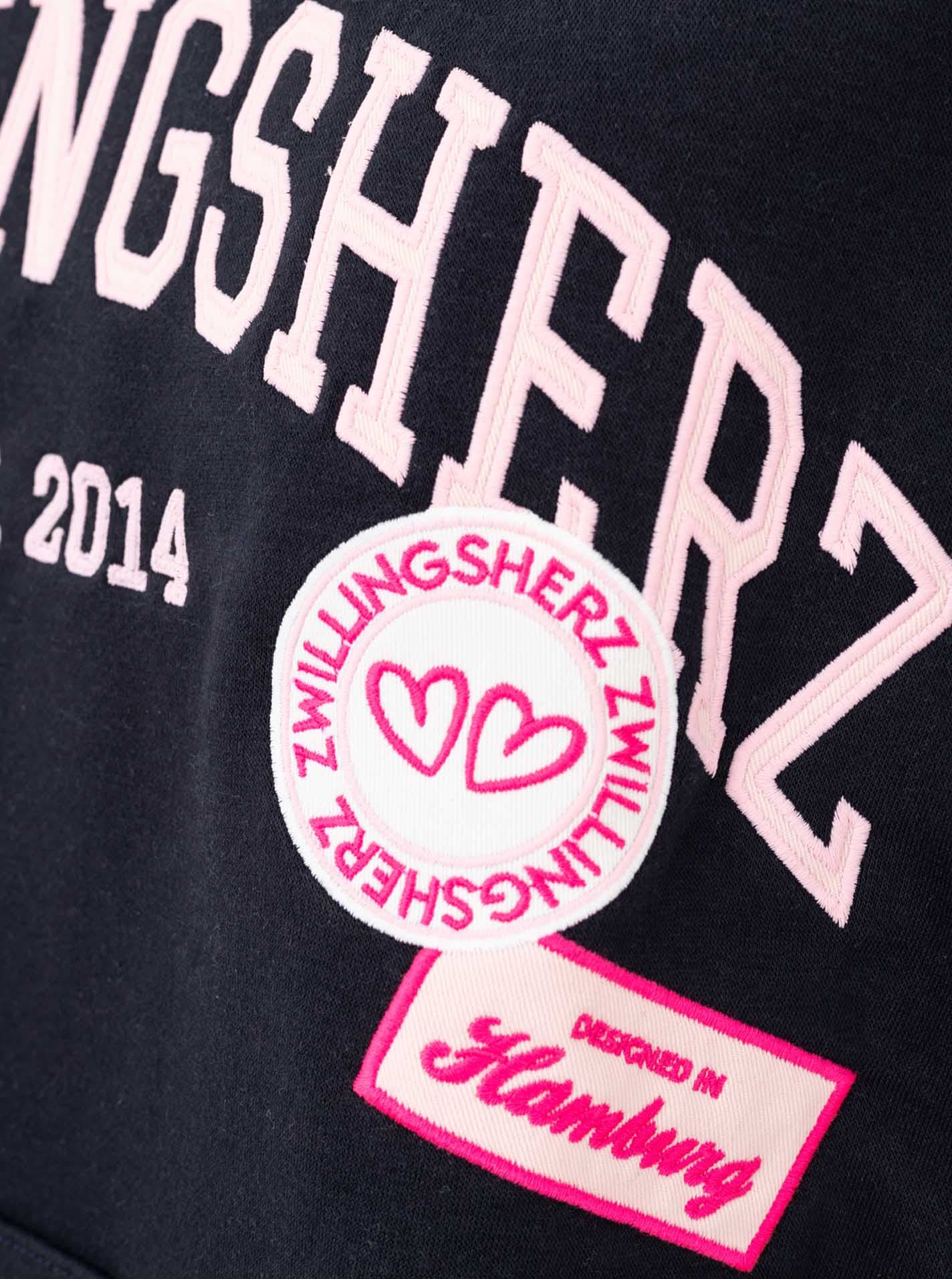 Zwillingsherz Hoodie »"Zwillingsherz Patches"«, coupe oversize, capuche, grand lettrage et patches, poche kangourou
