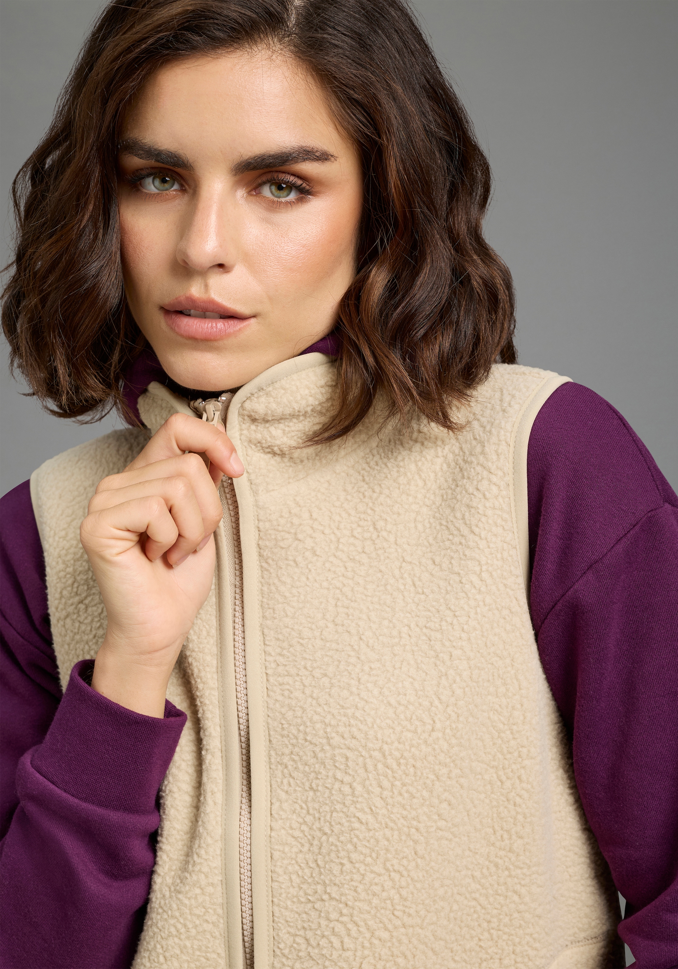 KangaROOS Gilet polaire avec col montant, coupe décontractée, coupe longueur hanche, aussi disponible en grandes tailles