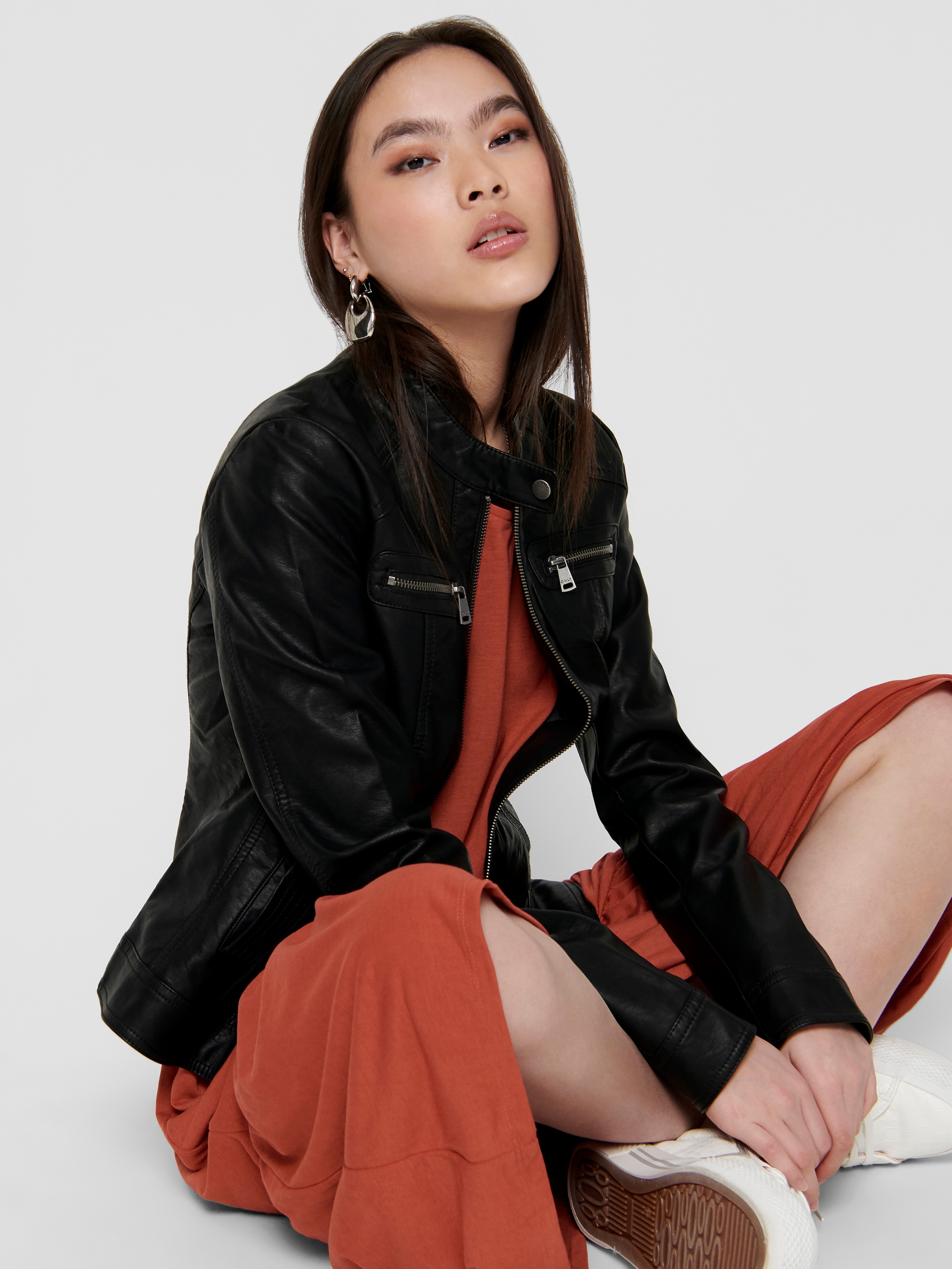 ONLY Veste en imitation cuir »ONLBANDIT – Bikerjacke mit figurbetonter Form und Reissverschlüssen« unifarben, modisch, figurbetont, Lederimitat, Stehkragen