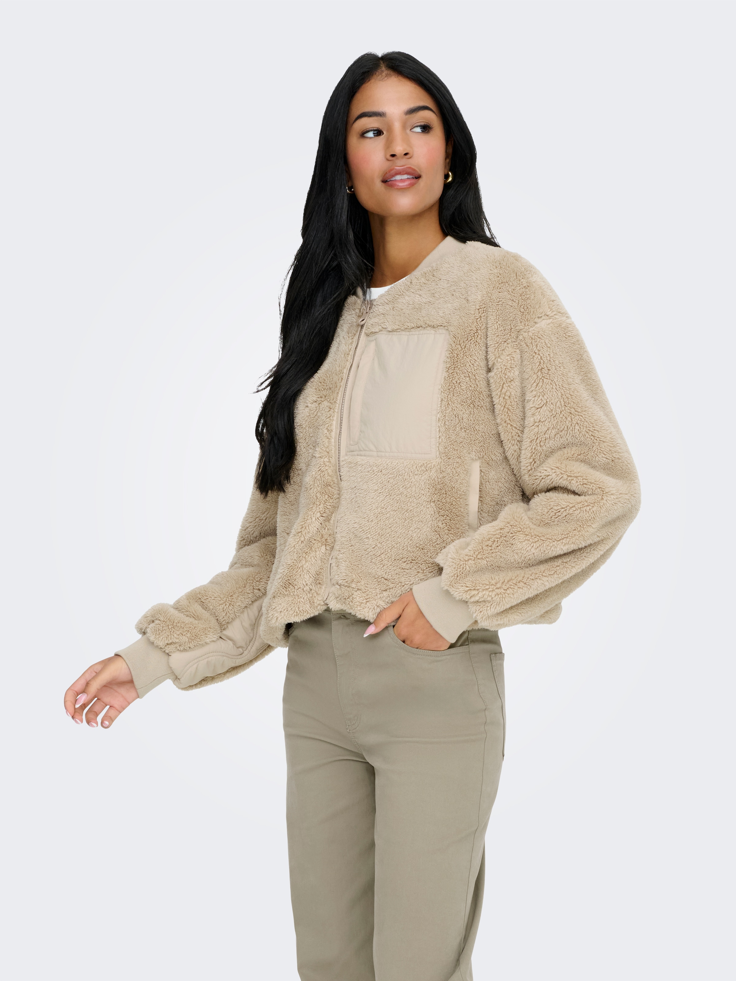 ONLY Veste en peluche »ONLANNA CONTACT LIFE SHORT JACKET CC OTW« Brusttasche mit Reissverschluss