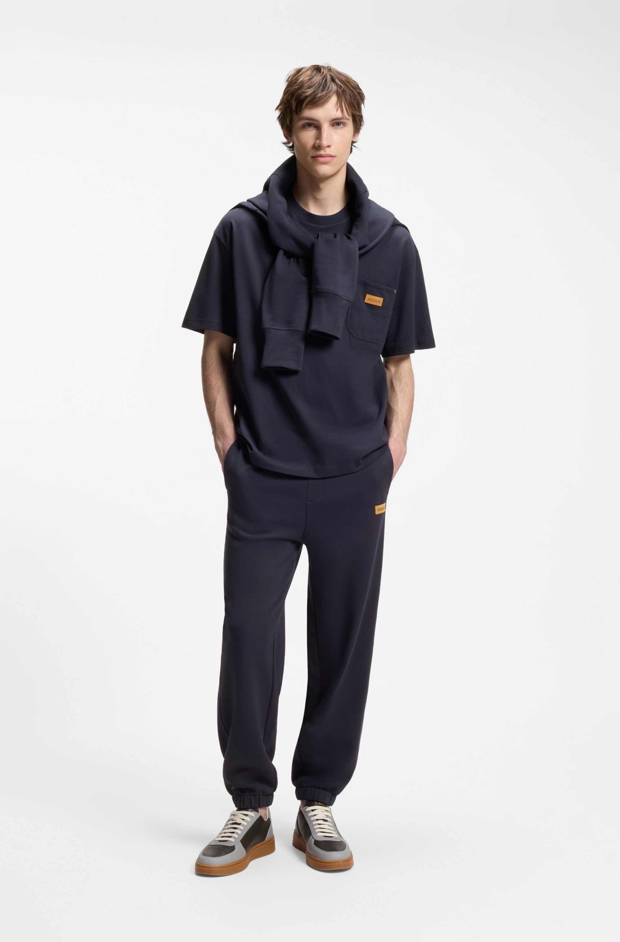 HUGO T-shirt »Nevado« Brusttasche, reine Baumwolle, Logo?Badge aus Veloursleder