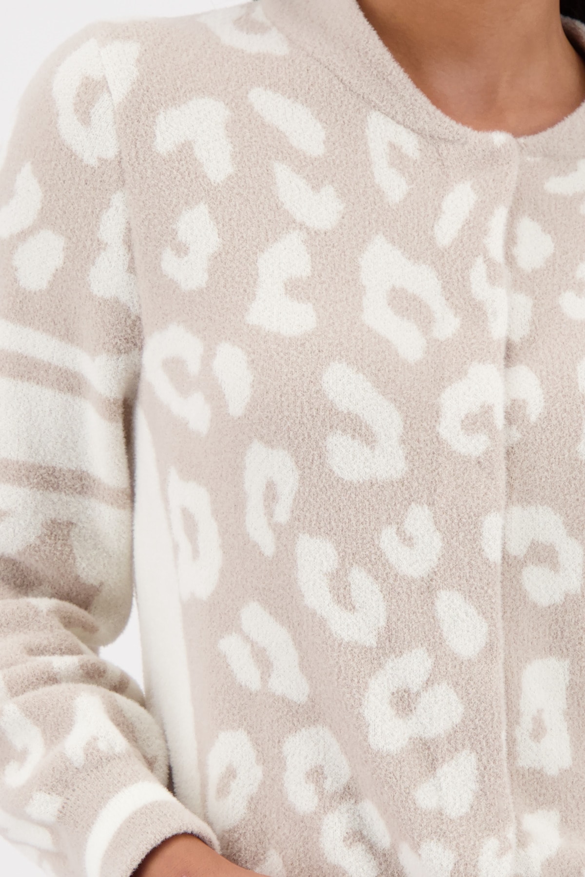 Monari Strickjacke »Jacke Strickjacke Leo« Regular fit mit Rundhalsausschnitt