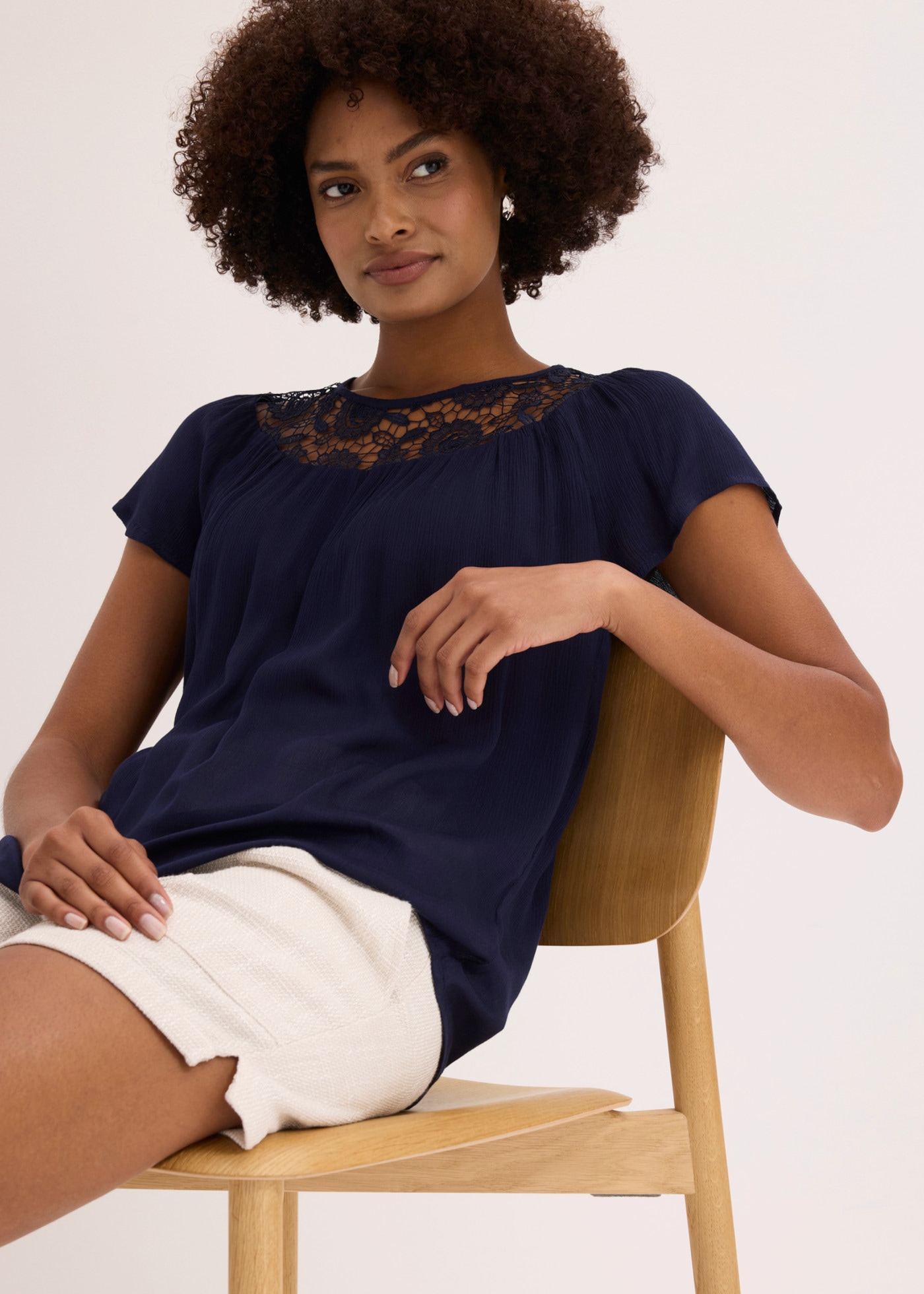bonprix Blouse à manches courtes »Bluse aus reiner Viskose« coupe confortable, crêpe en viscose, avec superbe insert en dentelle
