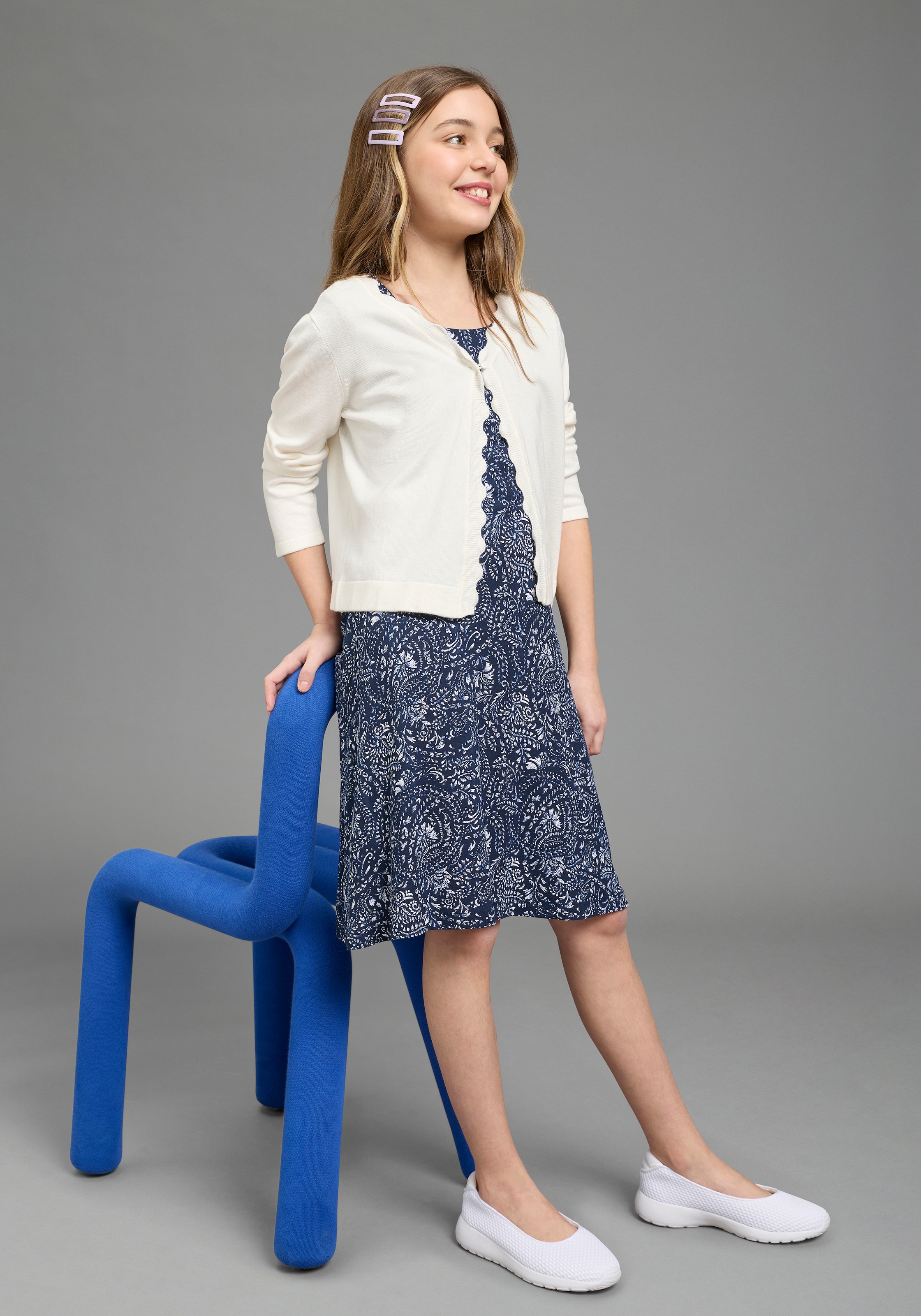 KIDSWORLD Veste en tricot »Strickjacke mit schöner Wellenkante« 1-Knopf-Form, Langarm, aus Feinstrick