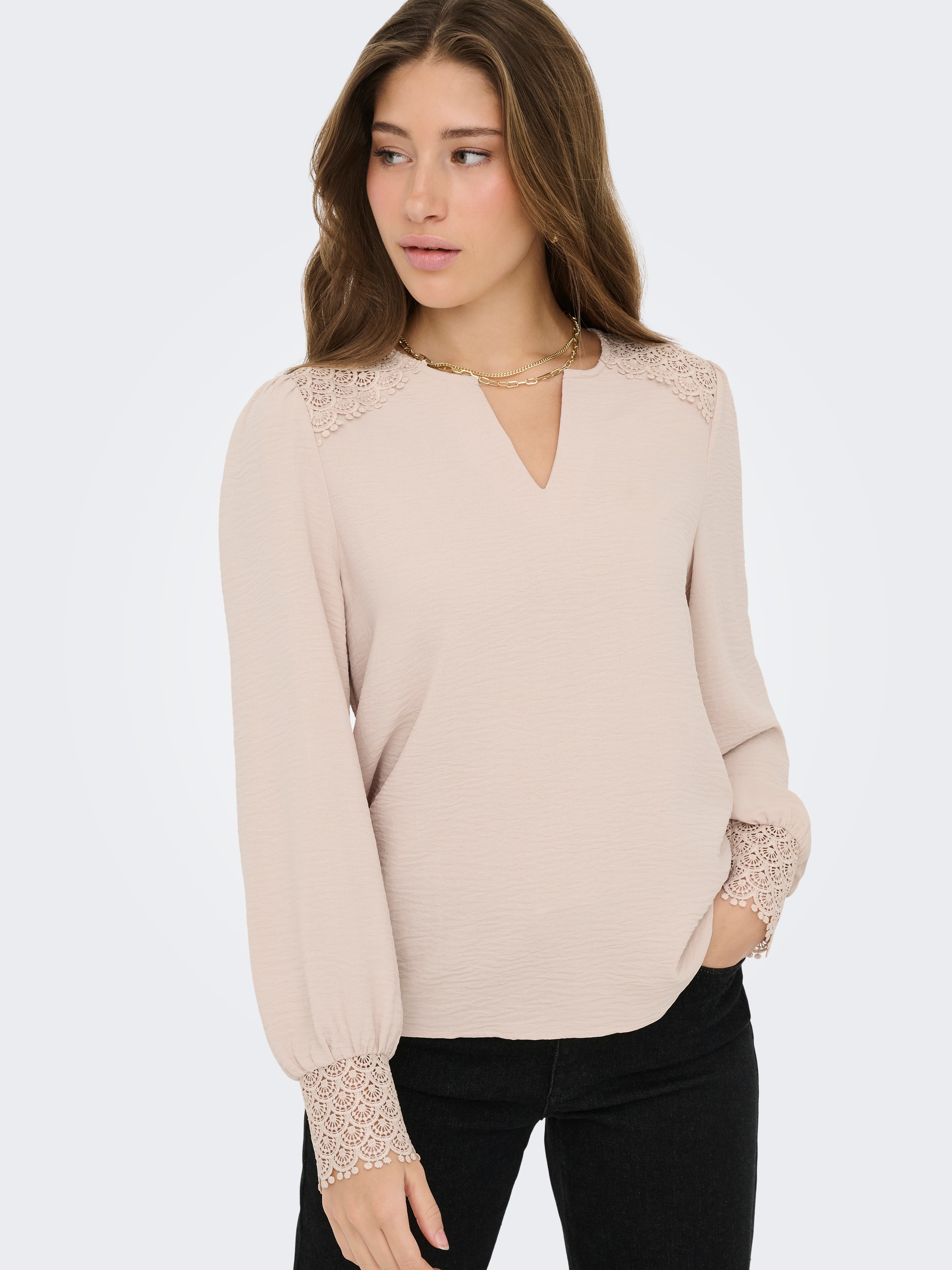 ONLY Blouse à manches longues »ONLCERENA METTE L/S LACE VNECK TOP WVN« fibre synthétique, coupe régulière, col en V