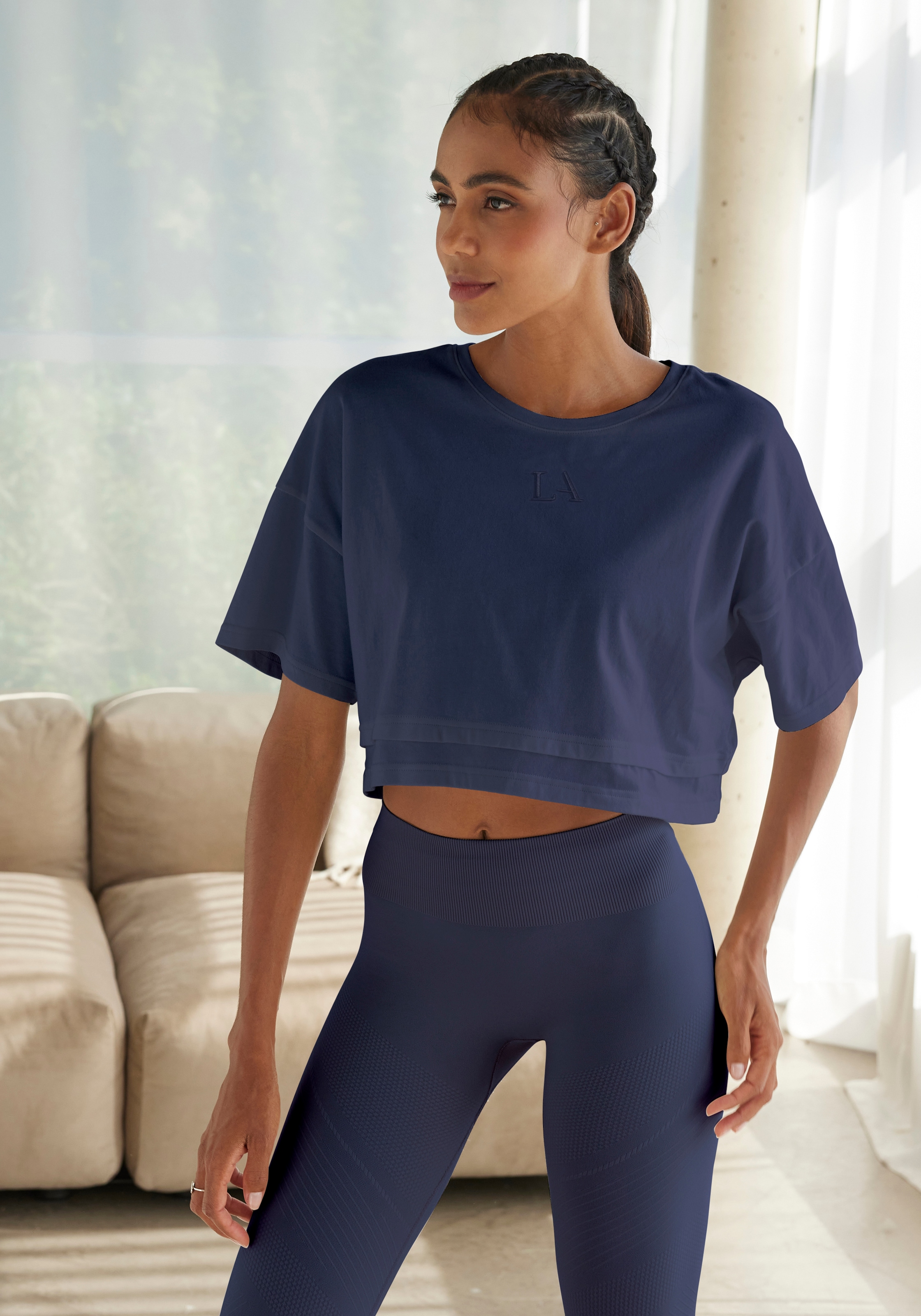 LASCANA Kurzarmshirt mit kastigem Schnitt und Lagen-Look