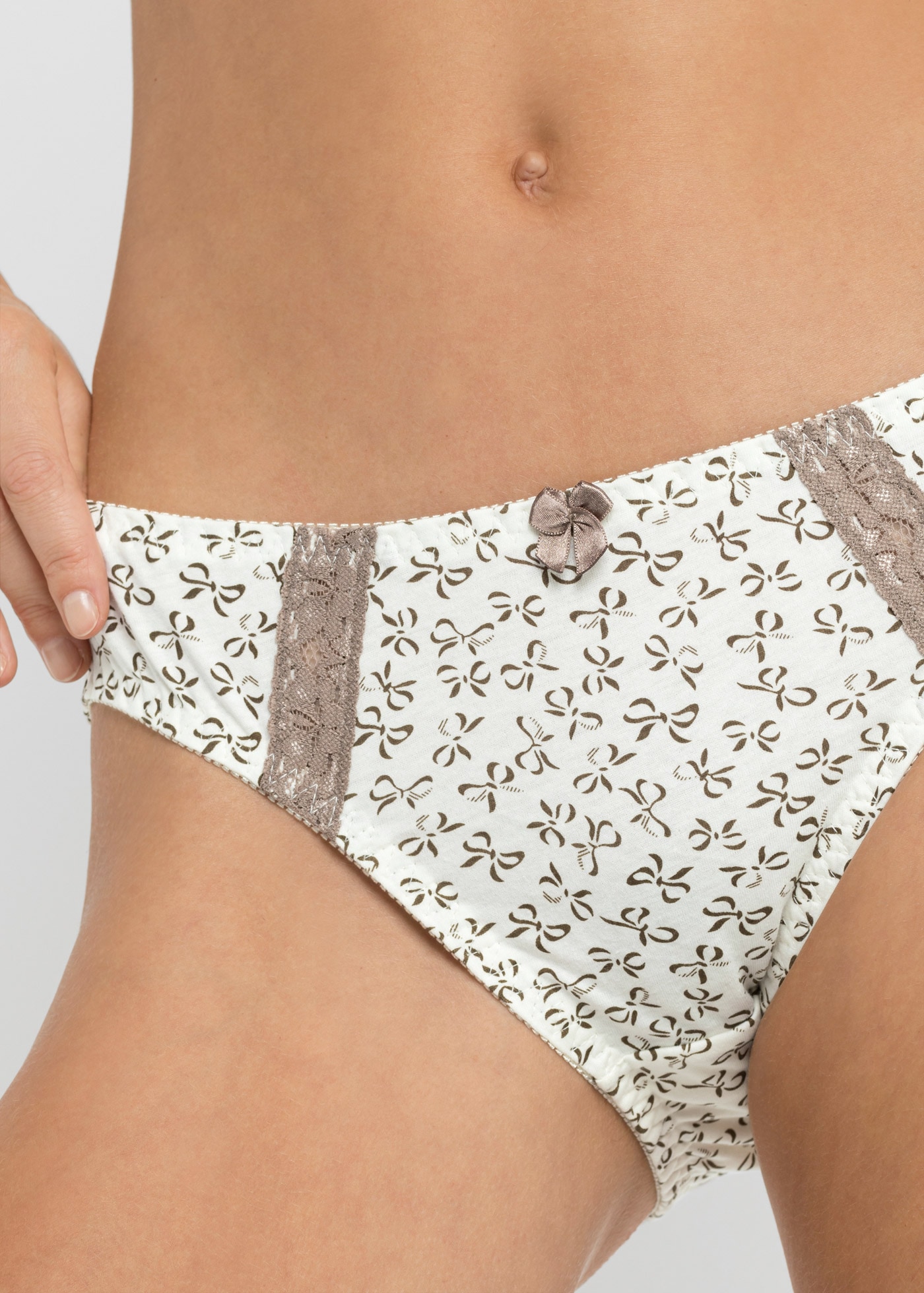bonprix Slip »Slip mit Baumwolle (3er Pack)« Paquet, 3 cuis avec bordures en dentelle, avec nœud décoratif, en coton, lot de 3