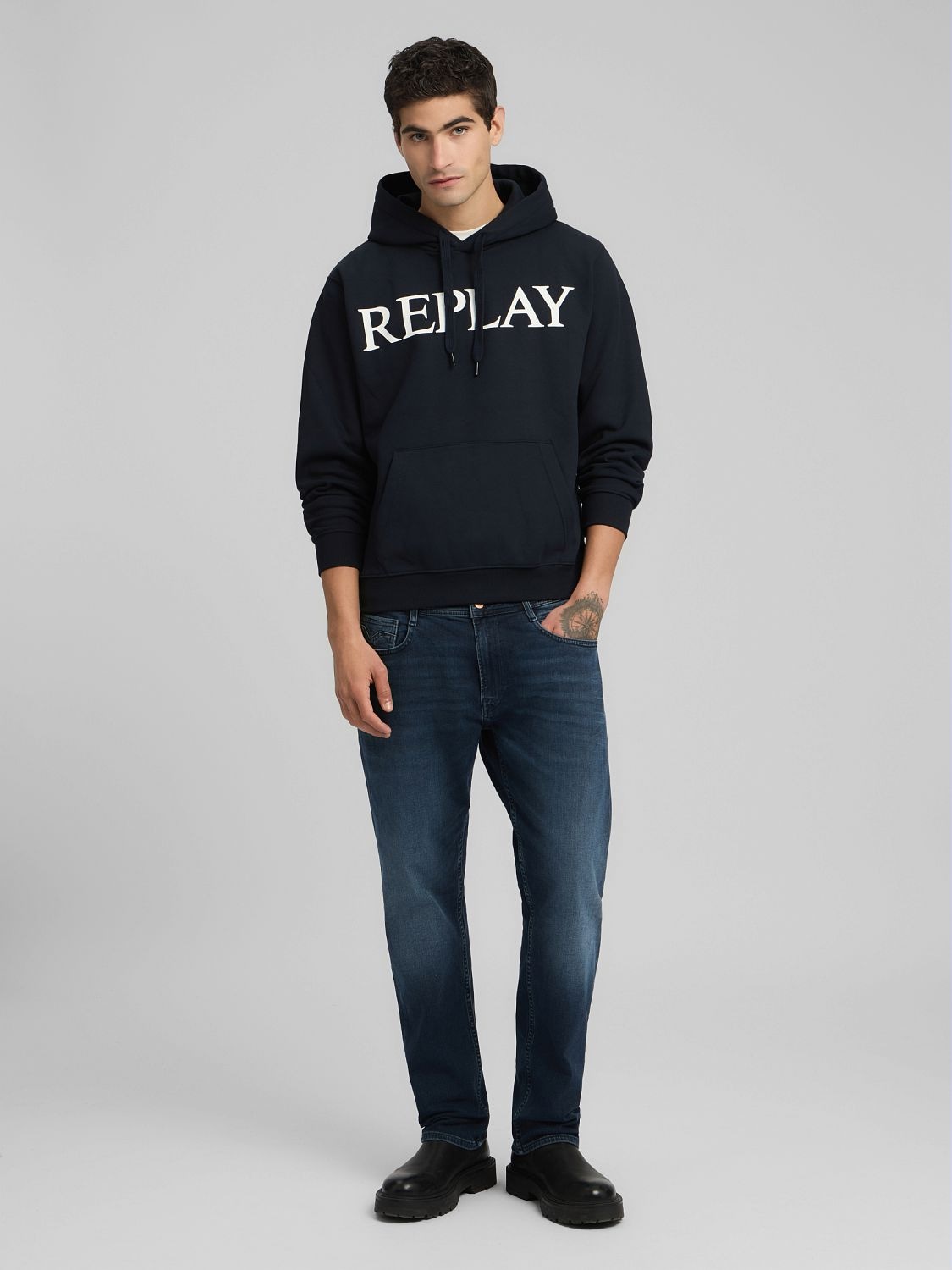 Replay , mit grossem Markenprint vorn
