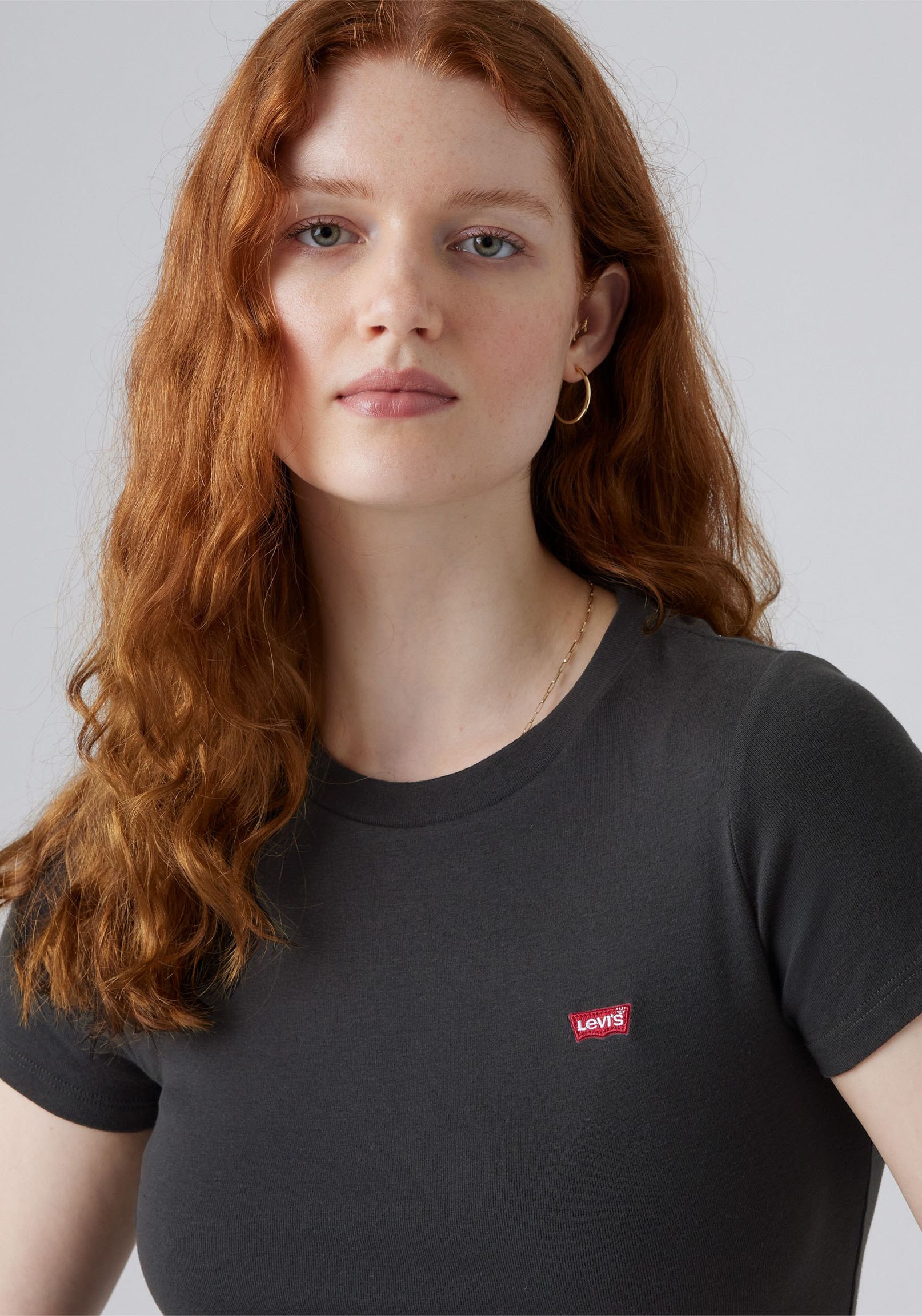 Levi's® T-shirt »Mini-Logo« Packung, 2 cuis mit kleiner Markenlogo-Stickerei auf der Brust