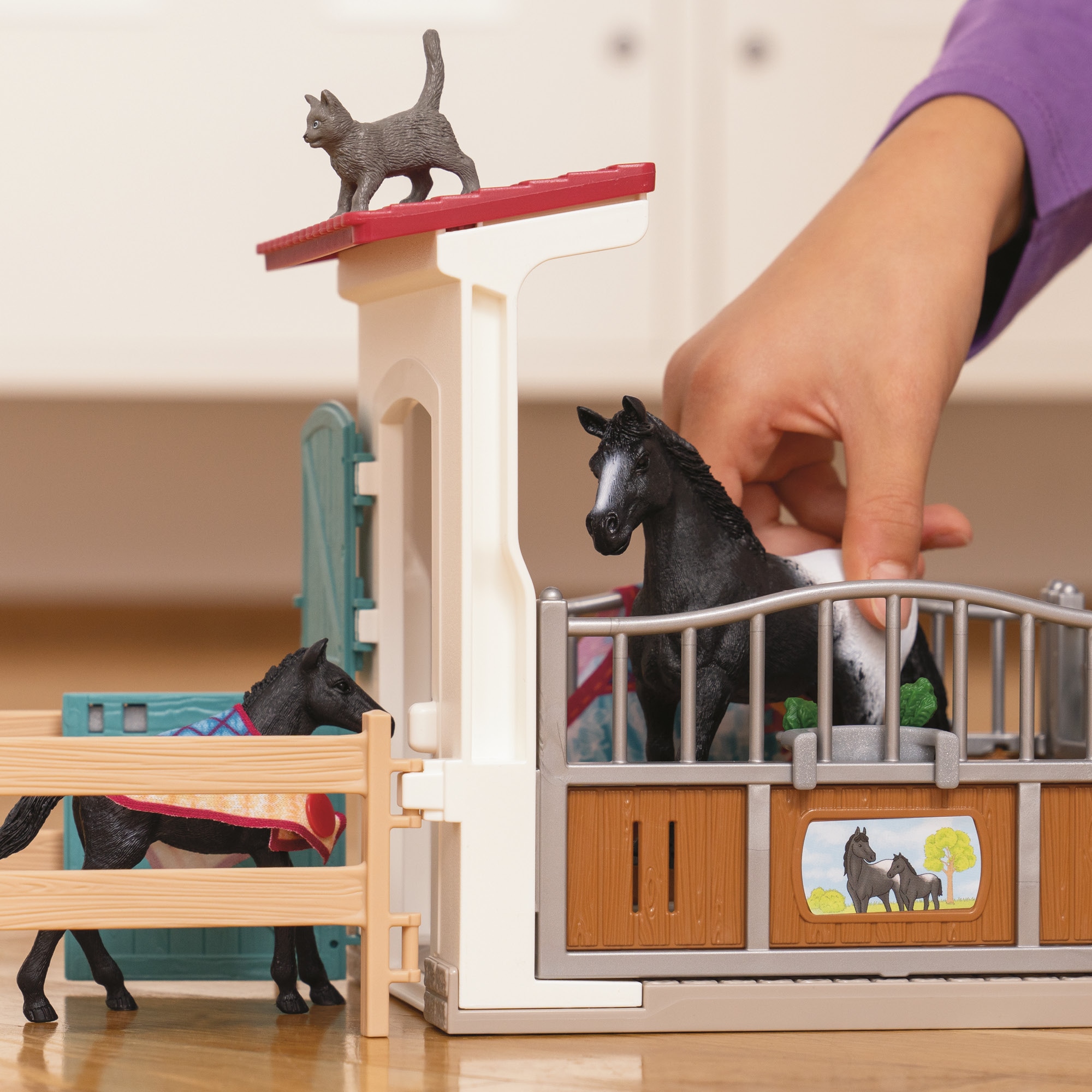 Schleich® Spielwelt »HORSE CLUB, Pferdebox mit Stute und Fohlen (42611)«