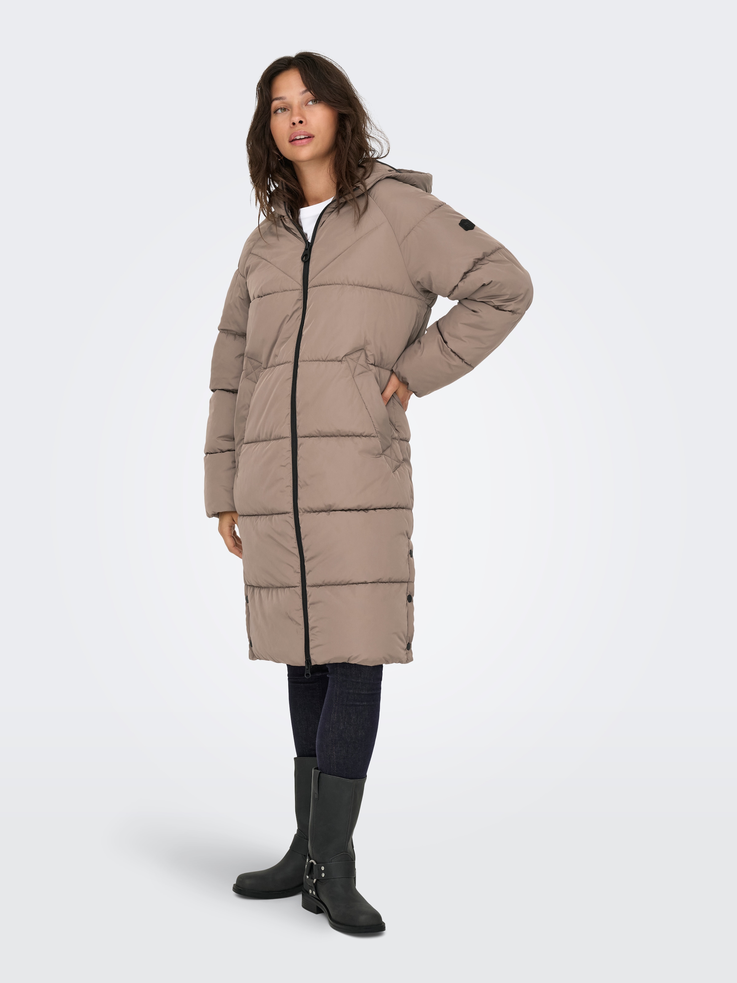 ONLY Steppmantel »ONLAMAND – Langer Puffercoat mit 2-Wege-Reissverschluss« lässig geschnitten, modisch, Steppware, Materialmix, hochschliessend