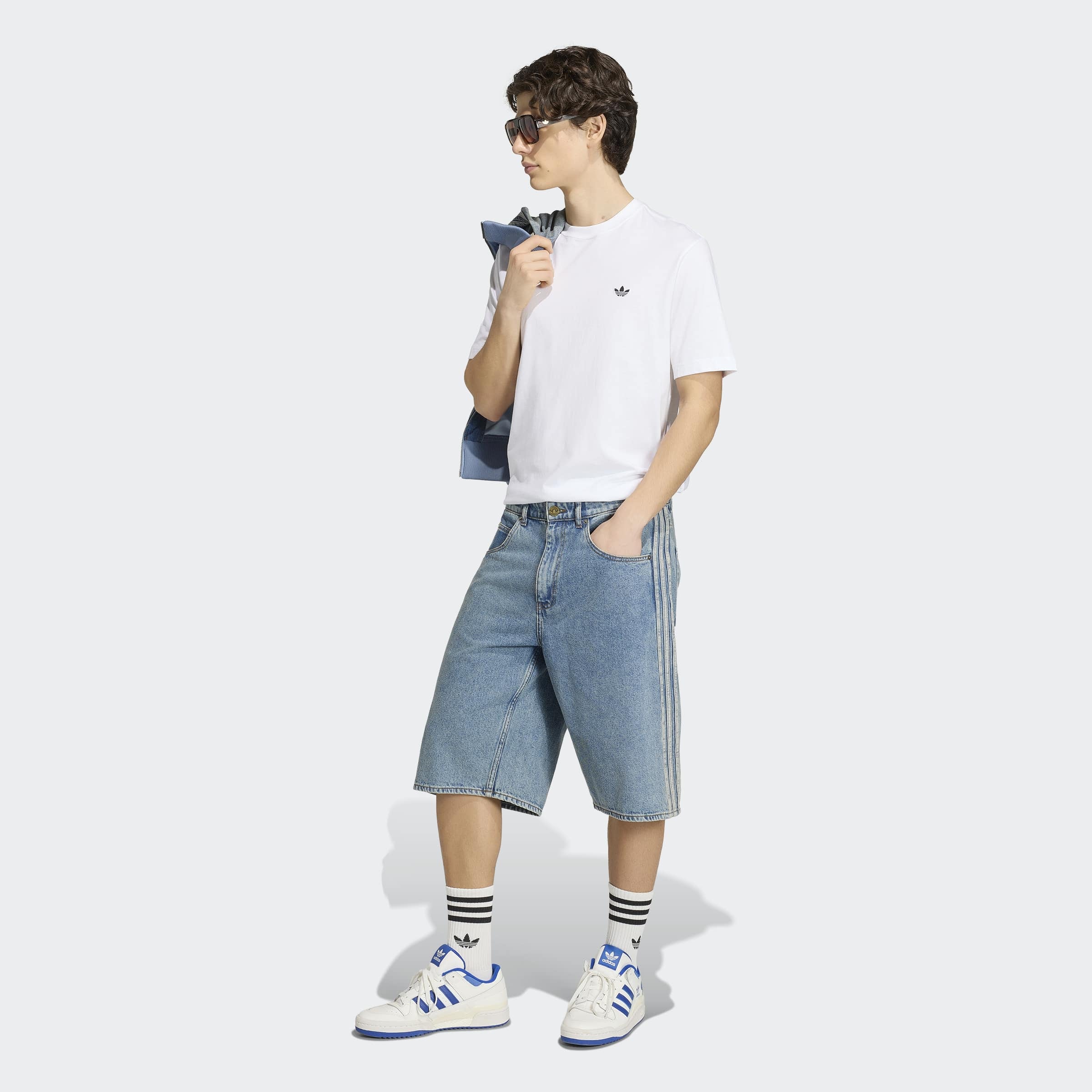 adidas Originals Jeansshorts »FIREBIRD ADICOLOR DENIM-JORTS MITTELHOHER BUND BEIN GERADE GESCHNITTEN«