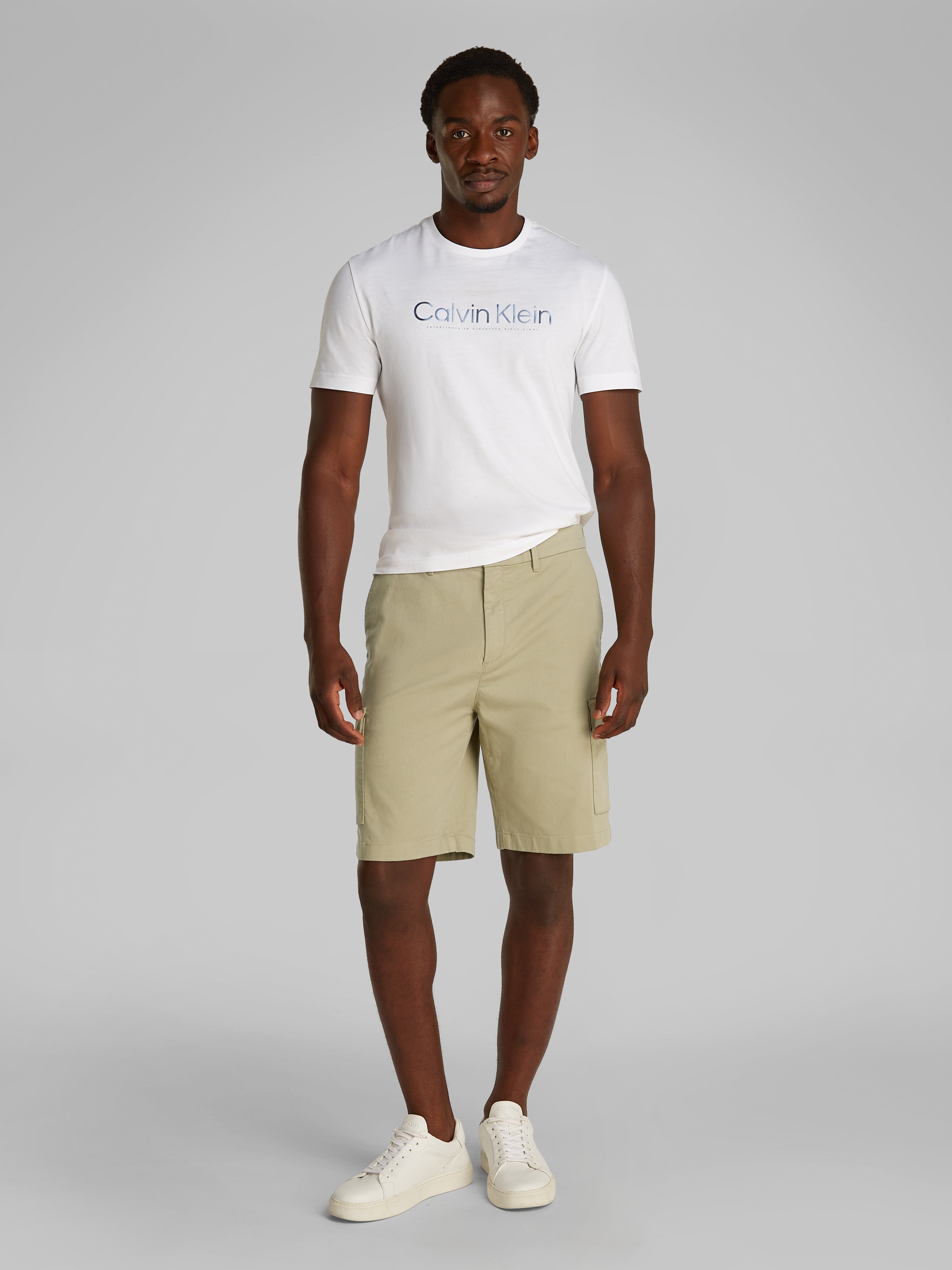 Calvin Klein Short cargo »MODERN TWILL CARGO SHORT«  mit Logo-Patch