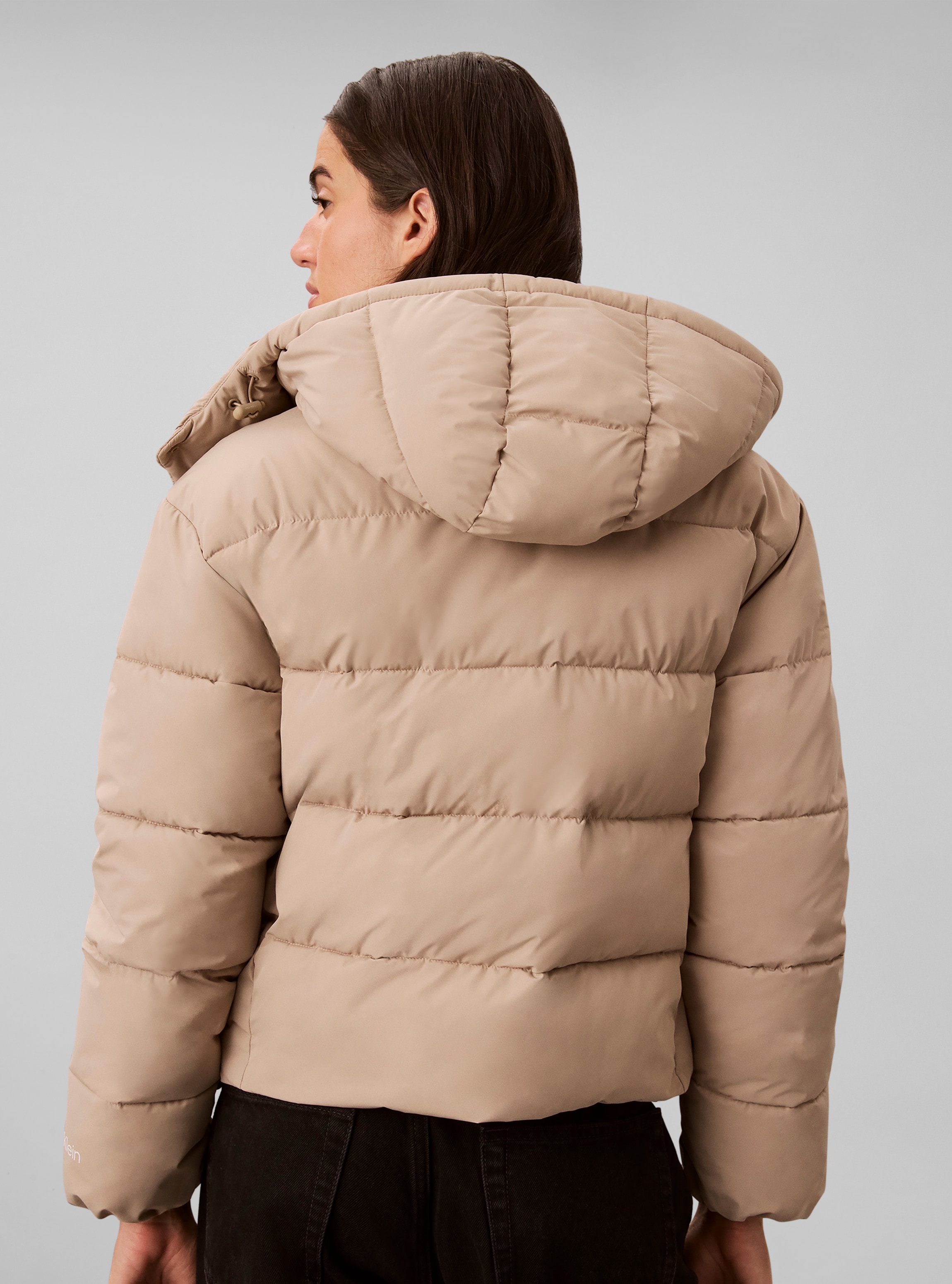 Calvin Klein Jeans Veste matelassée »MATTE MONOLOGO SHORT PUFFER« avec capuche Avec capuche, inscription logo