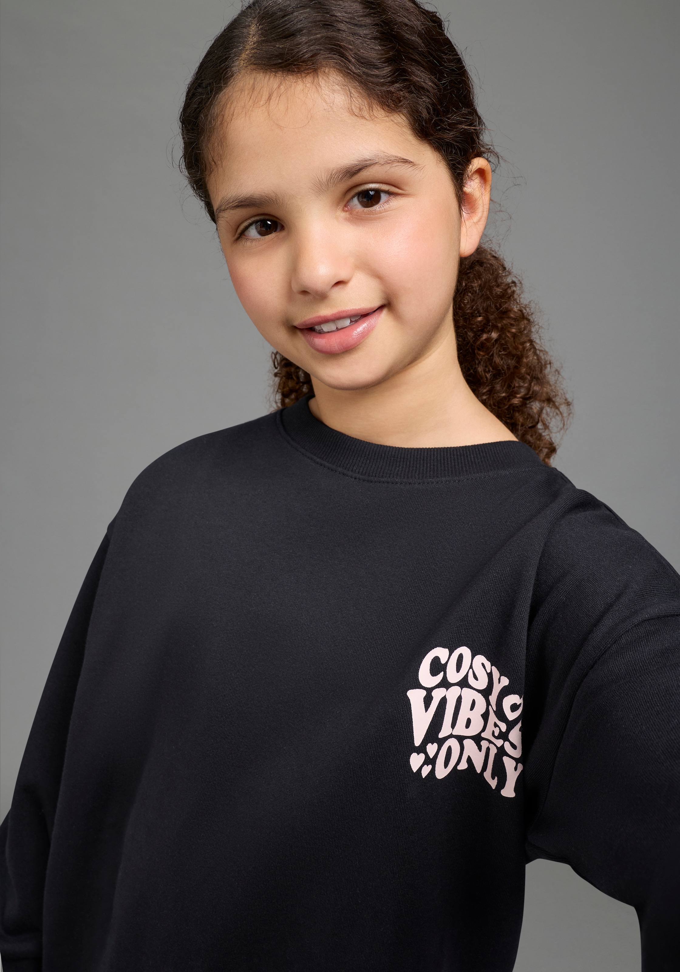 KIDSWORLD Sweat-shirt »Rückenprint Sweatshirt in lockerer Form«, sweatshirt large avec impression devant et dos, forme confortable
