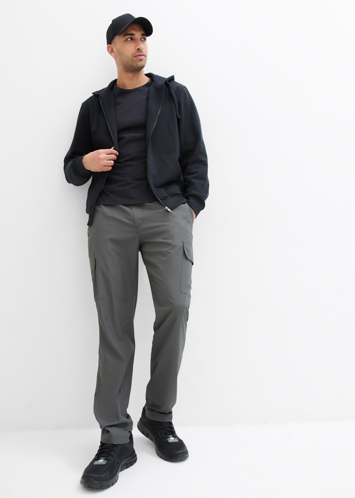bonprix Sweat à capuche »Kapuzen-Sweatjacke mit Reissverschluss« avec capuche, fermeture éclair, poches kangourou, Regular Fit