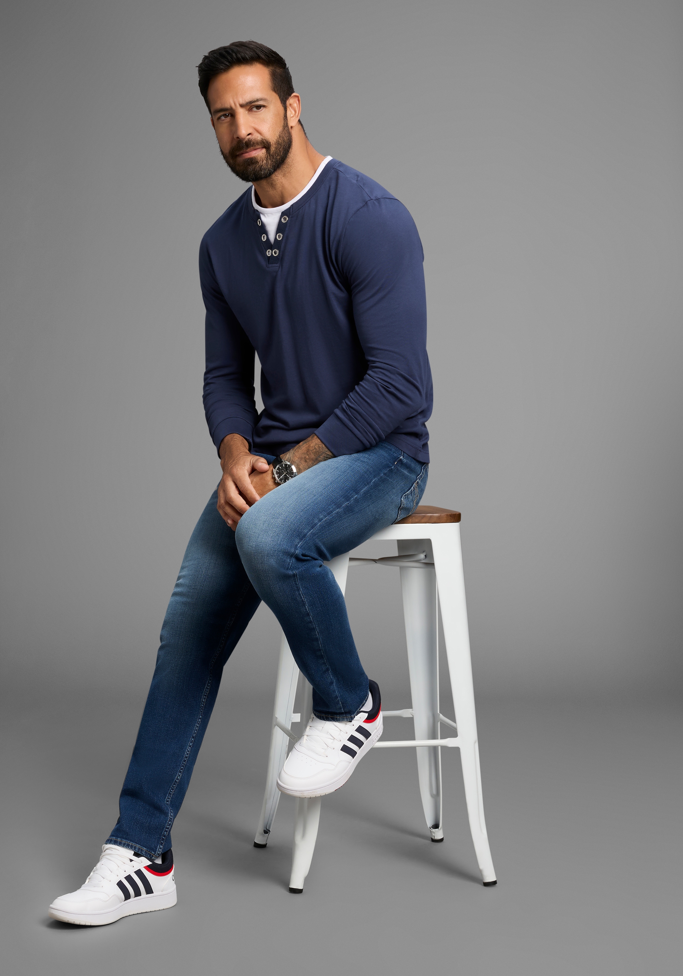 Man's World Shirt à col rond »Neue Kollektion!« mit Kontrasteinsatz am Halsausschnitt