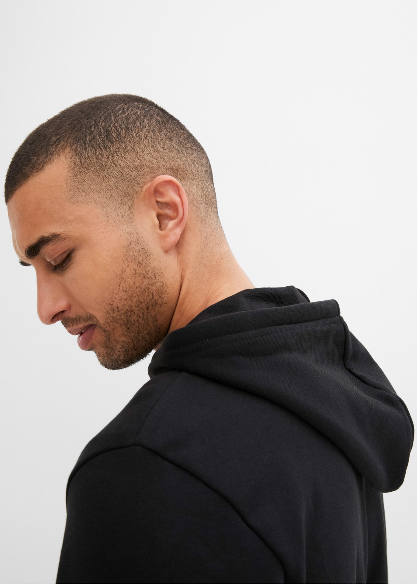 bonprix Sweat à capuche »Kapuzen-Sweatjacke mit Reissverschluss« avec capuche, fermeture éclair, poches kangourou, Regular Fit