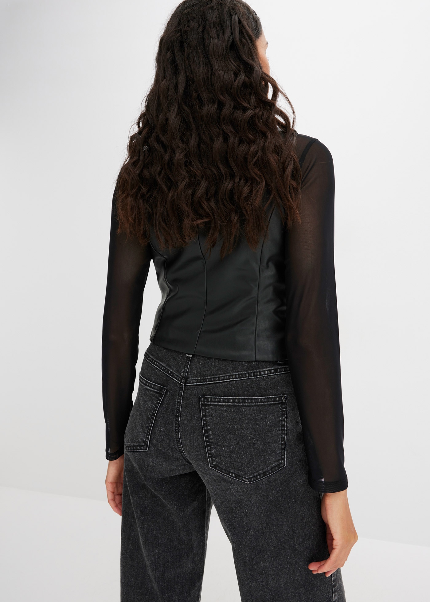 bonprix Lederimitatweste aus Polyester, Slim Fit Passform, feminin gestaltet