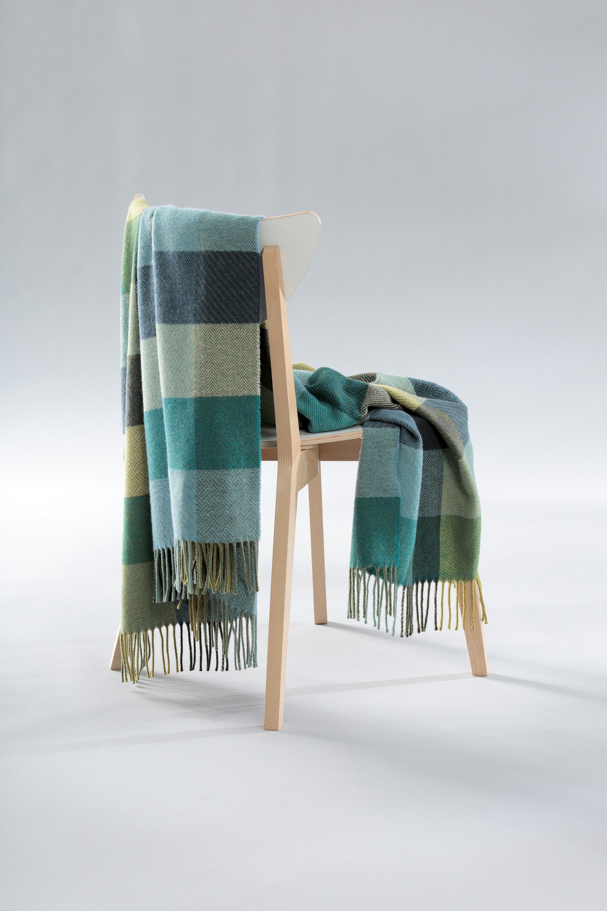 Biederlack Plaid »Shades mit hochwertigen Fransen« filigrane Strukturoptik