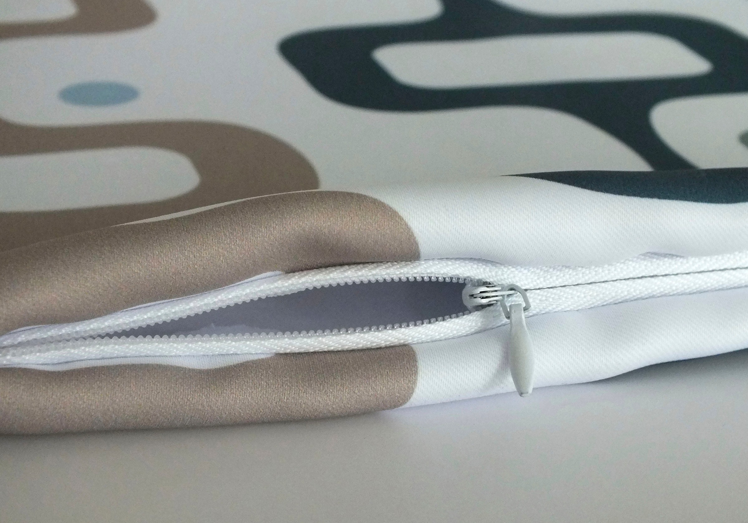 queence Coussin décoratif »Bent« mit gepunkteten Hasen