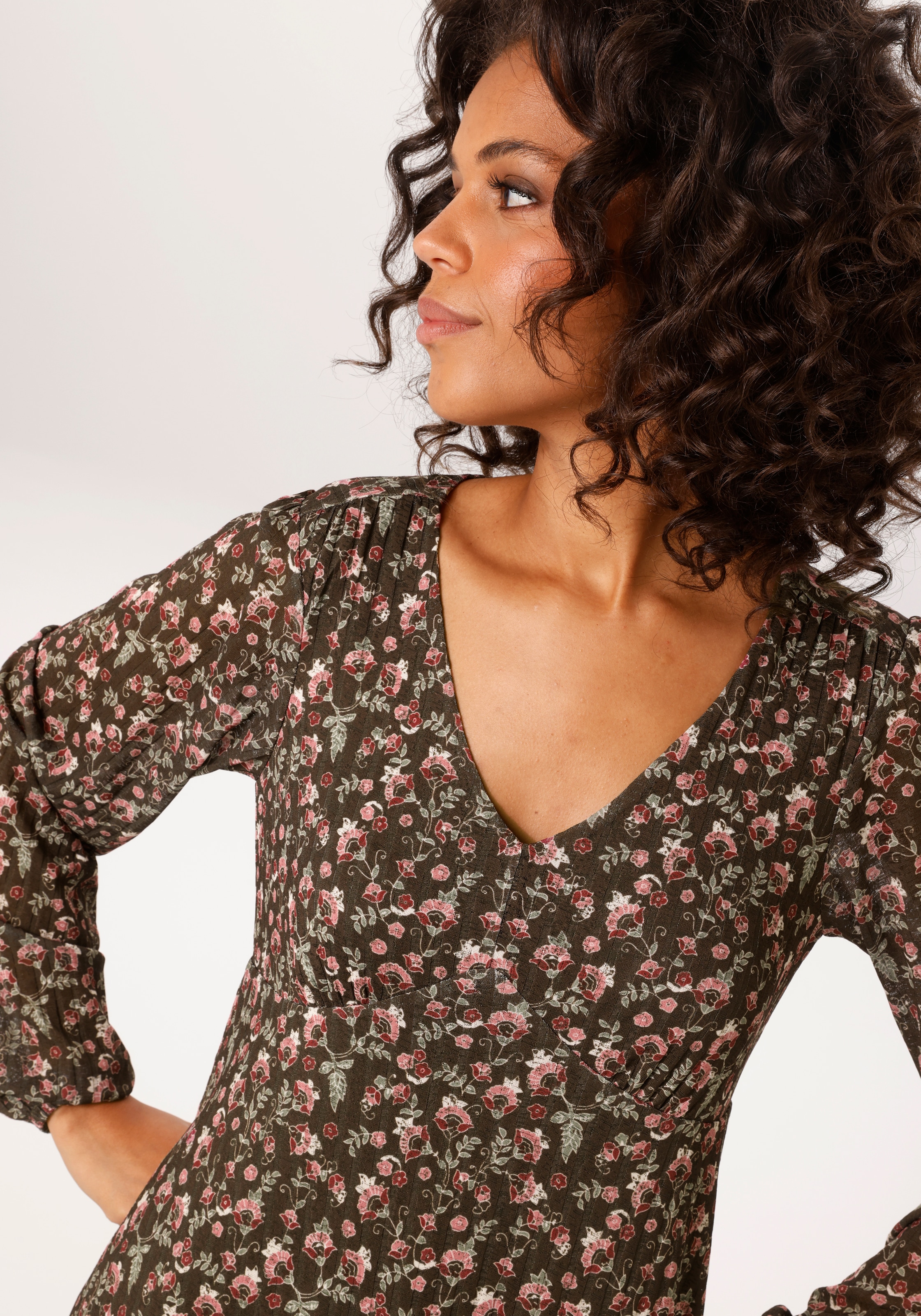 Aniston CASUAL Mini-robe mit romantischen Blümchen bedruckt - NEUE KOLLEKTION